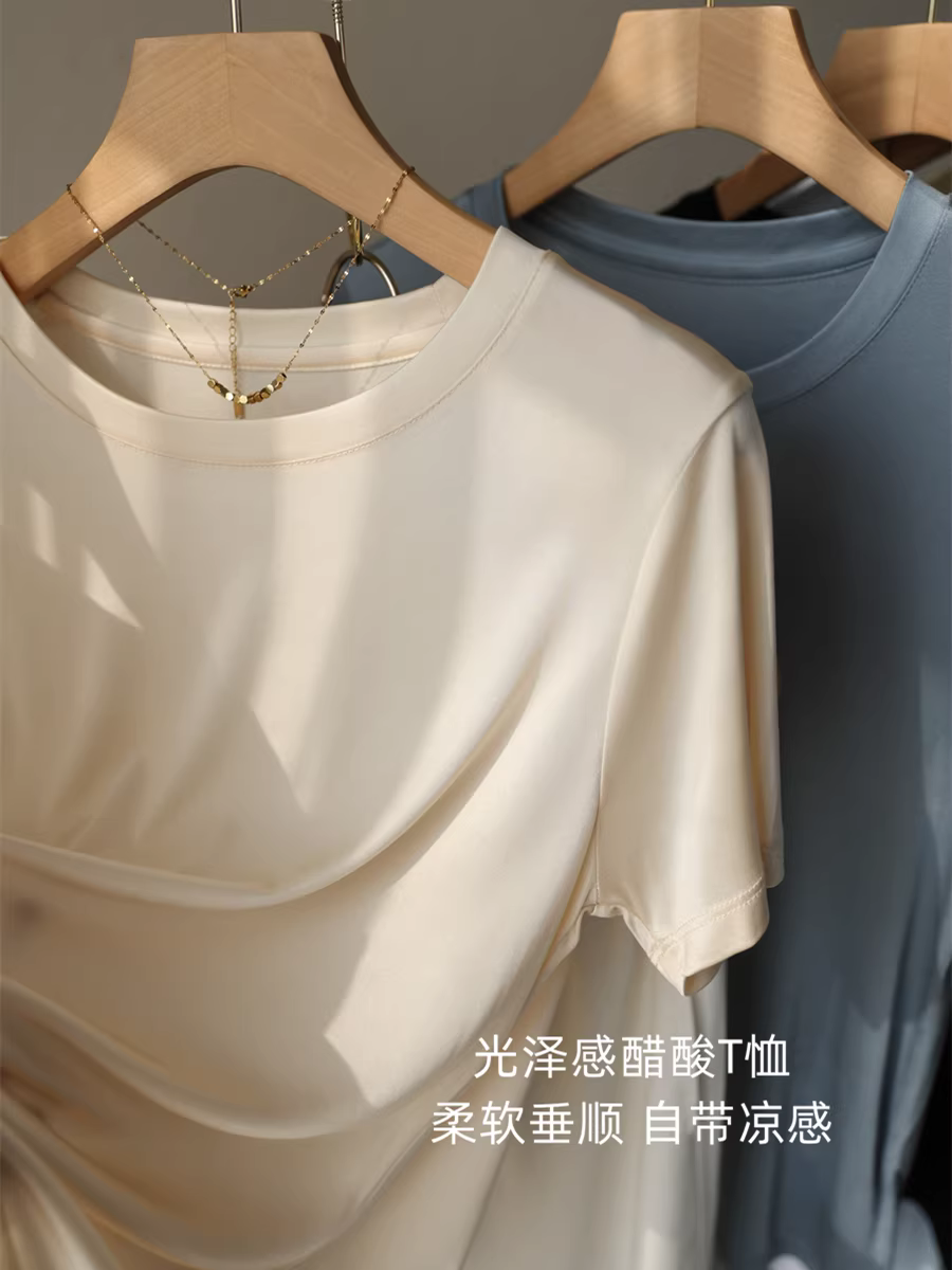Áo thun acetate mát mẻ và tạo cảm giác thoải mái! Kết cấu satin bóng, mềm mại, cổ tròn, tôn dáng, áo thun ngắn tay rộng rãi dành cho nữ, mới cho mùa hè.