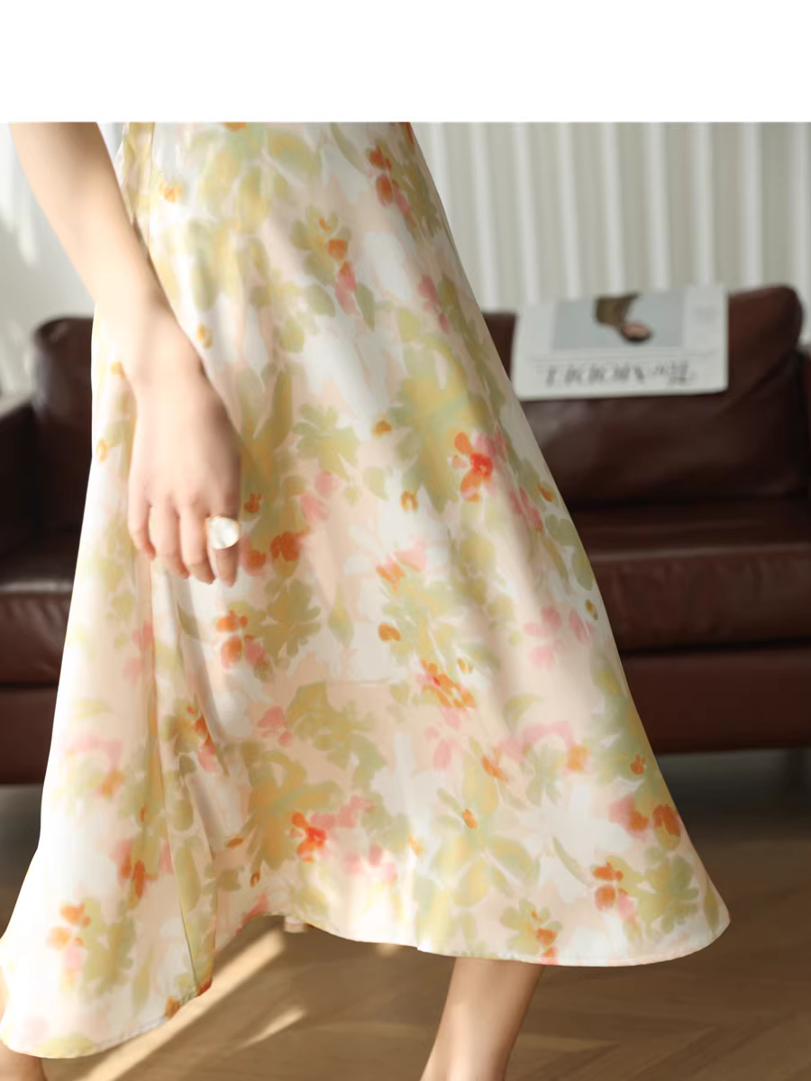 Váy midi dáng chữ A cao eo, chất liệu satin bóng, in họa tiết gradient tươi sáng và lãng mạn dành cho nữ