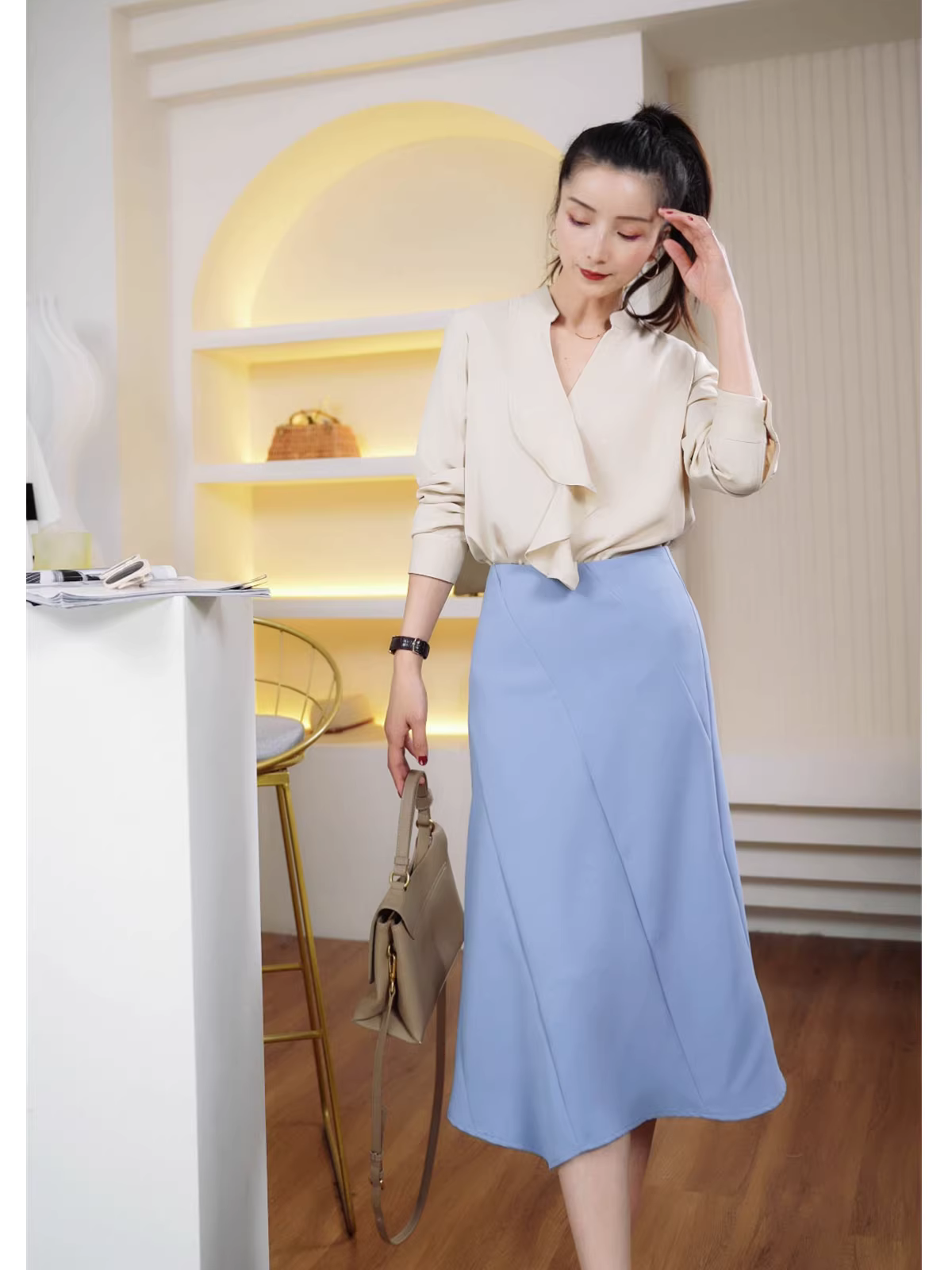 Một chiếc váy midi chữ A cạp cao bất đối xứng màu xanh dành cho đầu mùa xuân.