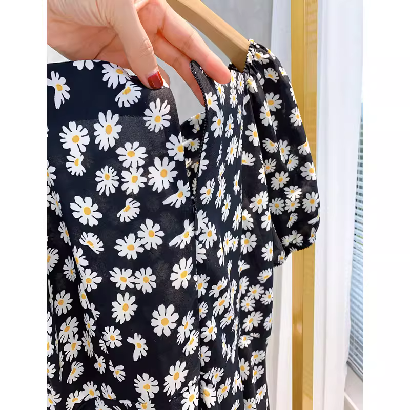 Phần thân trên trông thon gọn và sành điệu~ Dễ dàng tạo vẻ đẹp cho bất cứ ai! Họa tiết hoa cúc Pháp~ Váy tay phồng dành cho nữ, kiểu ôm eo mùa hè.