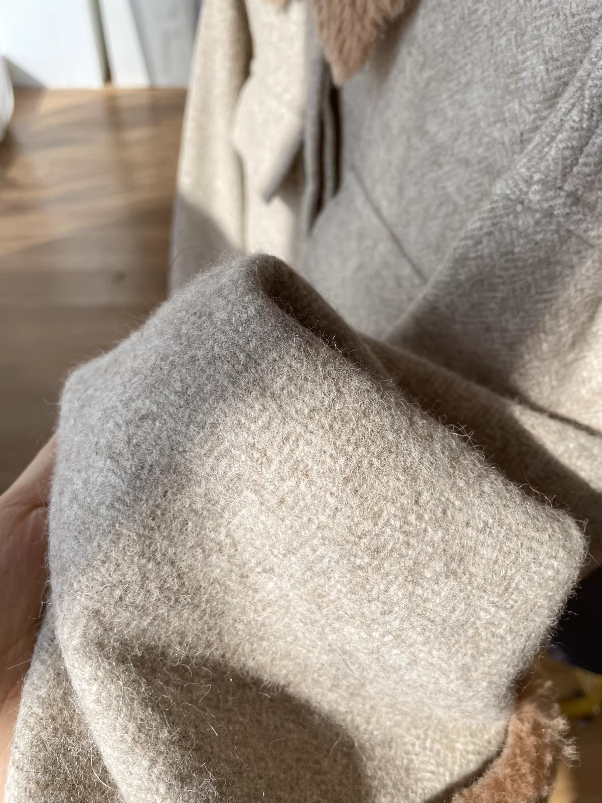 Giá hời! Đặt hàng ngay áo khoác ngắn nữ làm từ len cừu và len nguyên chất họa tiết xương cá.