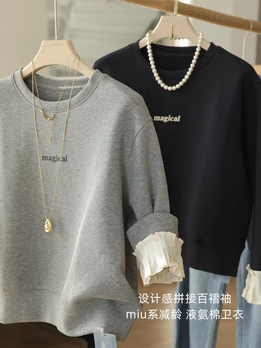 Thiết kế giảm tuổi tác dòng Miu với tay áo ren, cổ tròn chắp vá, in chữ, áo thun cotton dáng rộng chất liệu amoniac lỏng dành cho nữ, mới cho mùa thu.