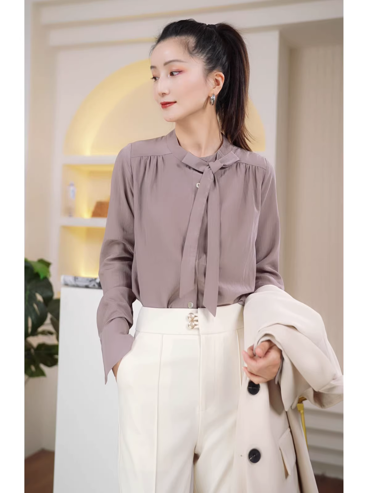 Áo sơ mi dài tay dáng rộng, chất liệu satin lì, cổ bèo điệu đà, hơi nhăn, tôn dáng dành cho nữ mùa xuân