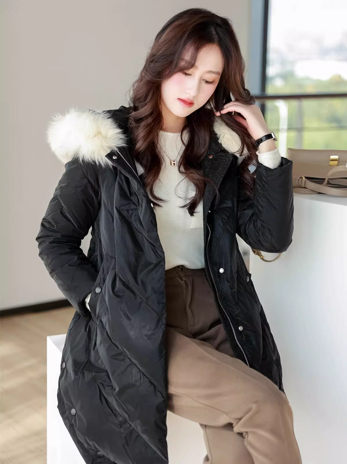 Giảm giá đặc biệt: Áo khoác lông vũ nữ dáng ôm dài trung bình, cổ lông thật, 90% lông vũ trắng, màu đen.