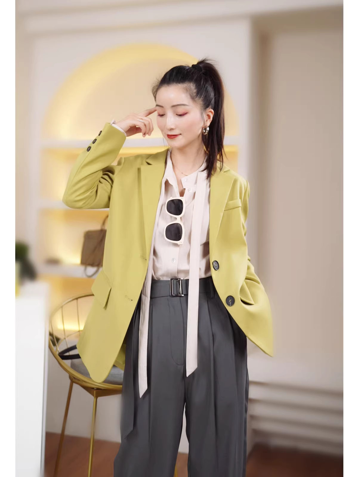 Áo sơ mi dài tay dáng rộng, chất liệu satin lì, cổ bèo điệu đà, hơi nhăn, tôn dáng dành cho nữ mùa xuân