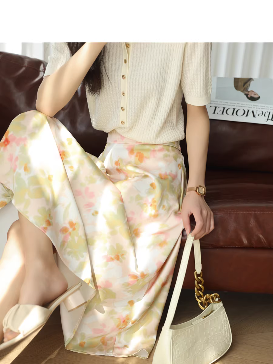 Váy midi dáng chữ A cao eo, chất liệu satin bóng, in họa tiết gradient tươi sáng và lãng mạn dành cho nữ