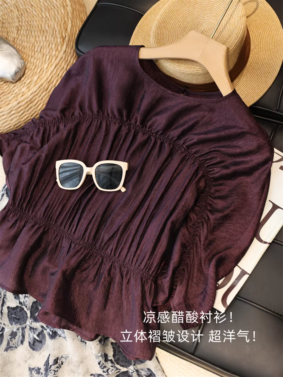 Giá trị vượt trội so với tiền! Thiết kế xếp ly ba chiều, áo sơ mi chất liệu acetate mát mẻ, tay áo cánh dơi mỏng, áo ngắn cổ tròn dành cho nữ trong mùa hè.