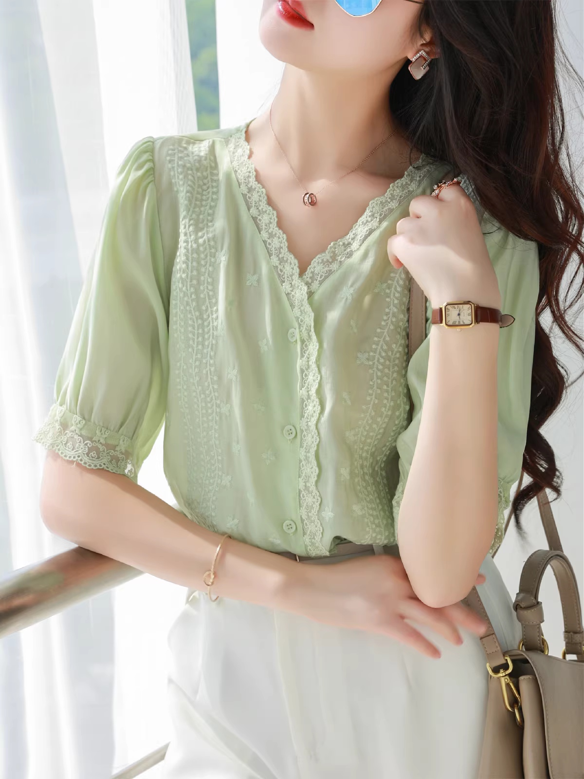 Như cổ tích và xinh đẹp, tinh tế và thanh lịch, thêu ren dày, áo sơ mi tay phồng cổ chữ V bằng vải Tencel mát mẻ, áo tay lửng dành cho nữ.