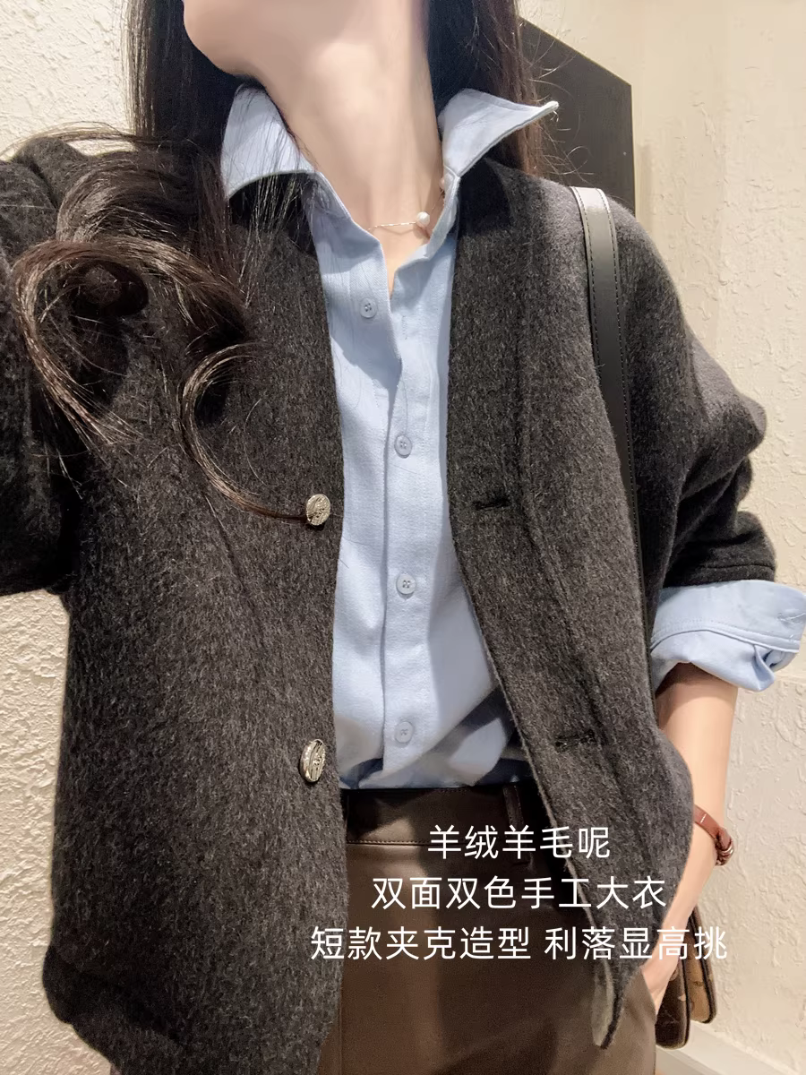 Áo khoác len cashmere hai mặt được làm thủ công bằng len cashmere trẻ trung và gọn gàng dành cho nữ, áo khoác ngắn dáng rộng cổ chữ V mùa thu đông dành cho người có vóc dáng nhỏ nhắn.