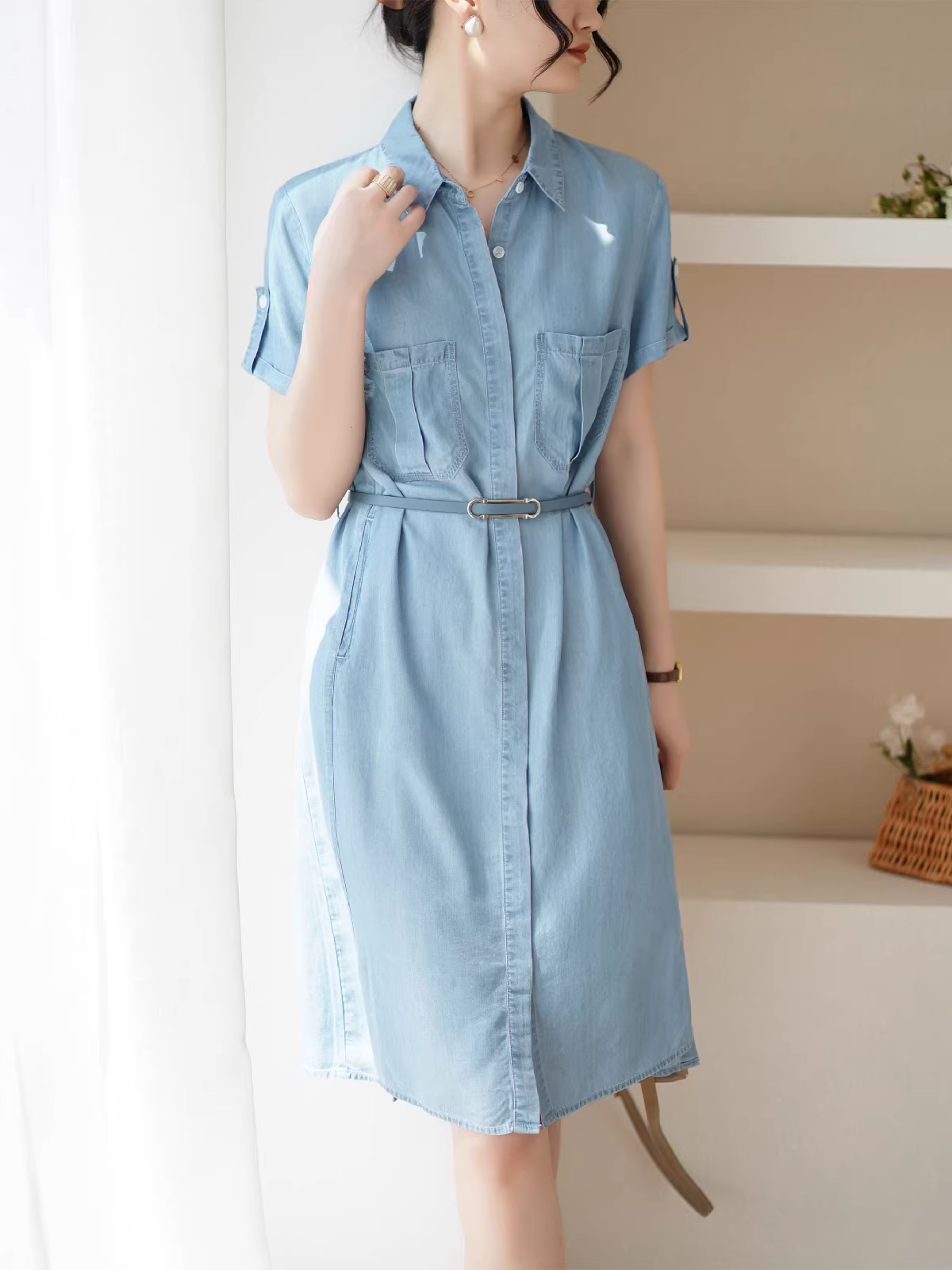 Áo khoác denim kiểu công sở Tencel mỏng như giấy, giúp bạn trông thon gọn hơn, mát mẻ và mềm mại, thích hợp cho mùa hè, đi kèm với thắt lưng.