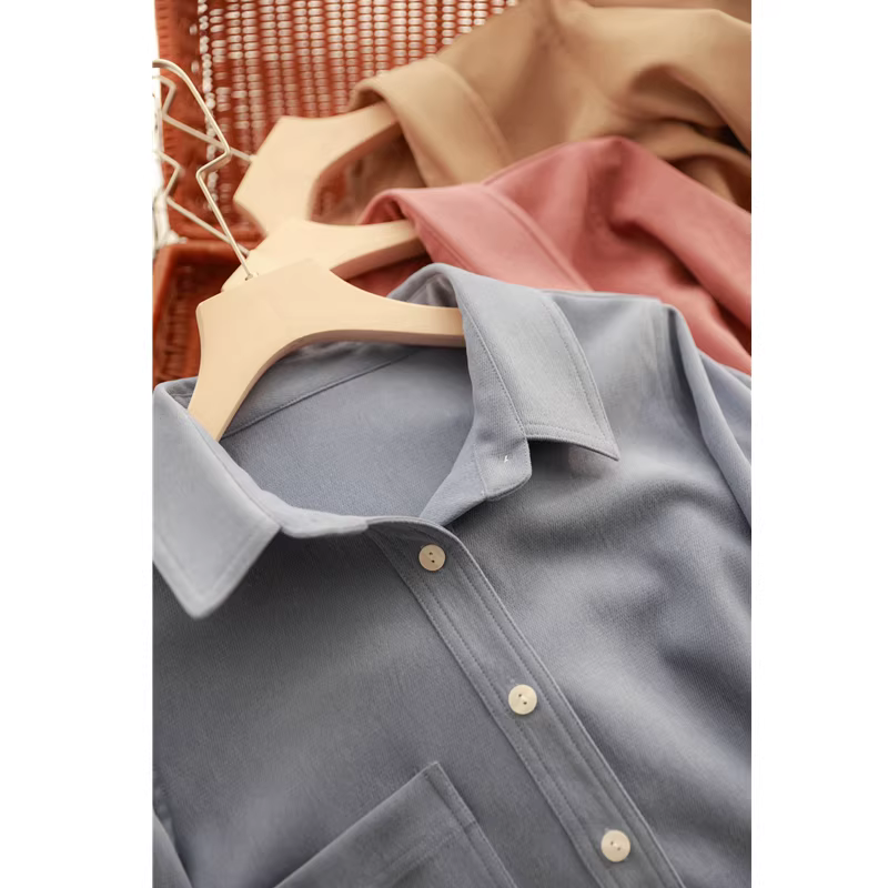 Áo sơ mi màu xanh mới về mùa xuân, chất liệu có vân, dáng rộng, tôn dáng và làm thon gọn, áo kiểu phối lớp dành cho nữ.