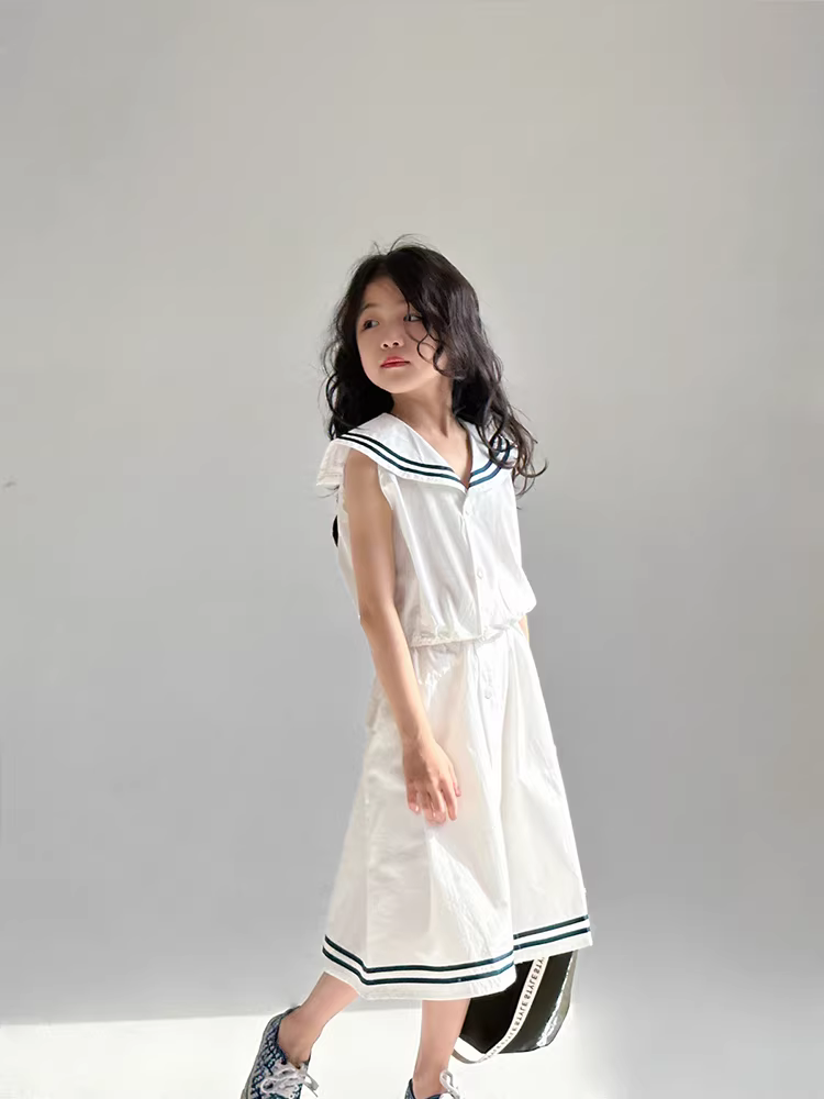 Bộ đồ hè 2025 kiểu dáng mới cho bé gái phong cách nautica, áo ba lỗ và chân váy ngắn hai mảnh, bộ đồ đôi mẹ và bé