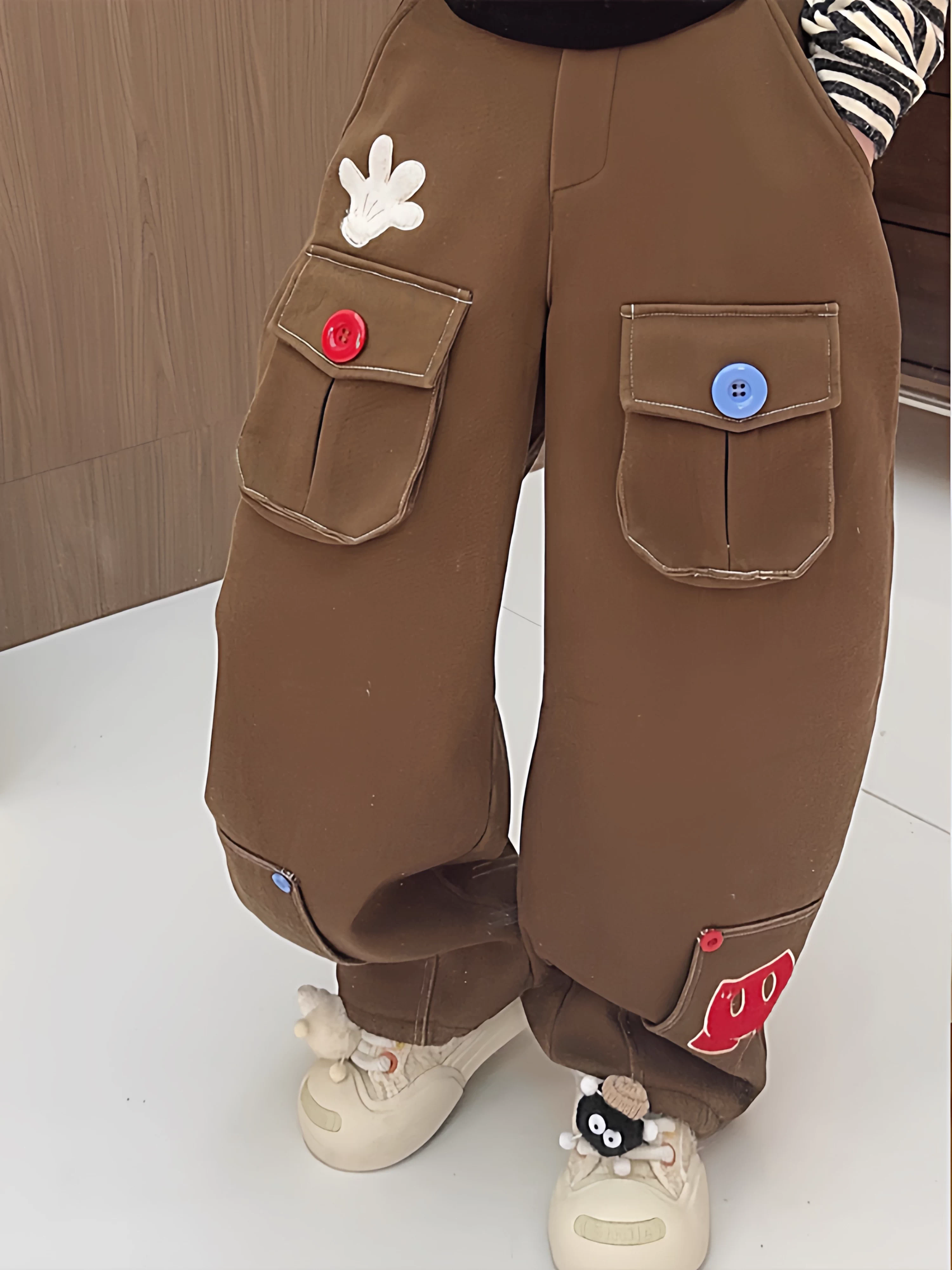 25 kiểu quần áo mùa đông mới cho bé trai và bé gái, quần cargo dày dặn lót lông cừu nhiều túi thêu hoạt hình, quần ống rộng rộng rãi cho trẻ lớn.