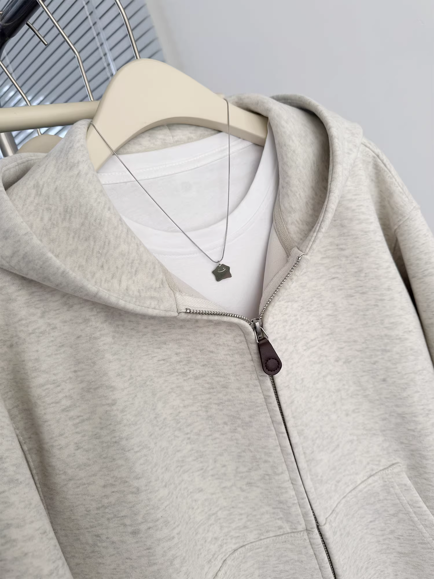 Áo hoodie ngắn màu xám có khóa kéo dành cho nữ, phong cách Hàn Quốc mùa thu đông, dáng rộng và giản dị, áo khoác nhỏ nhắn dành cho các cô gái.