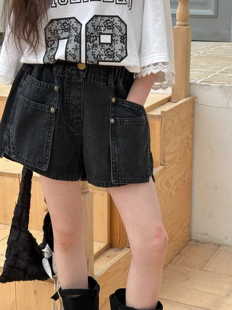 Quần áo trẻ em cho bé gái, quần short denim cargo ôm dáng, quần đen thời trang mùa hè 2025, mỏng, rộng rãi, tôn dáng, đa năng.