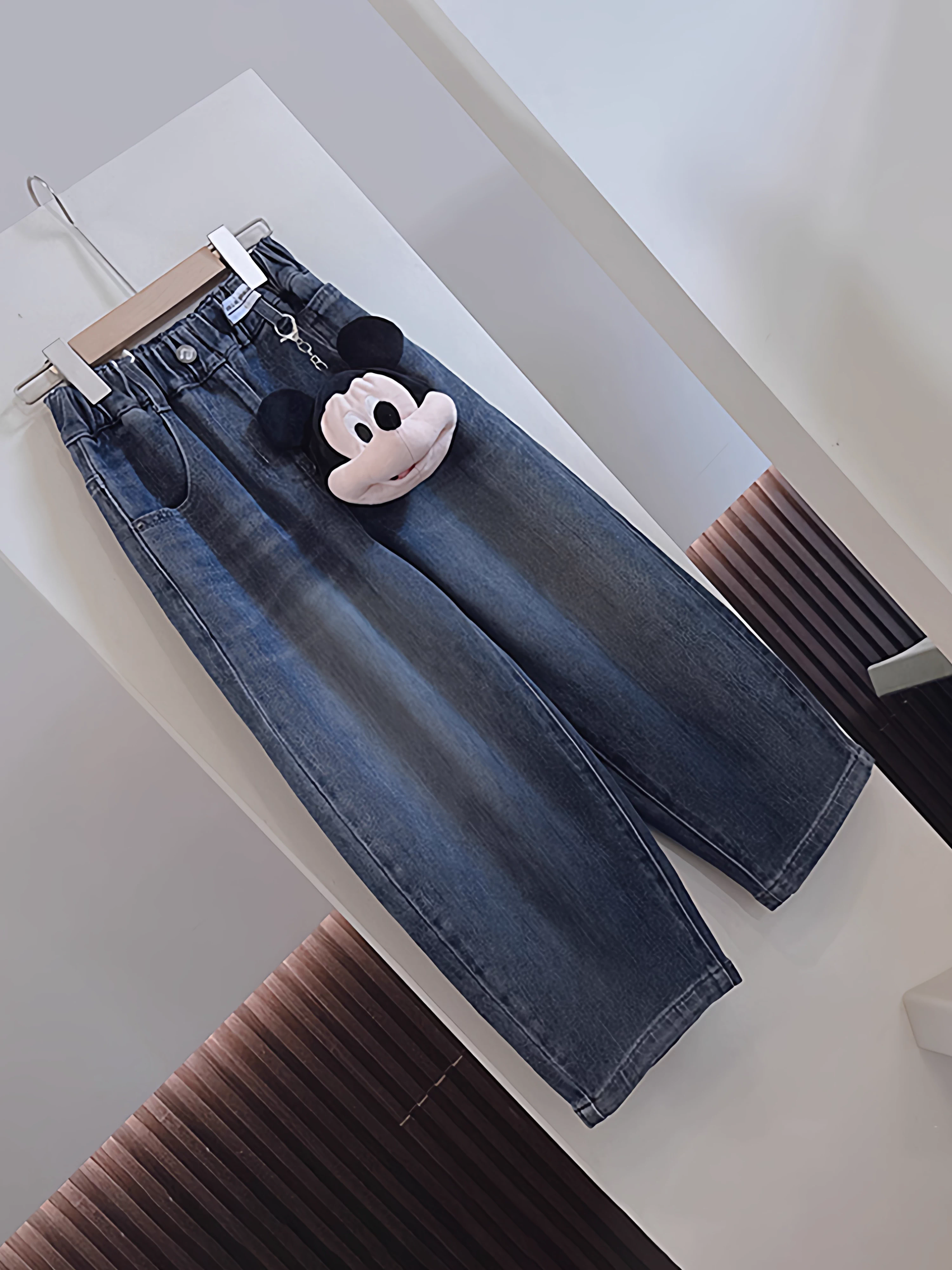 Quần jeans dáng dài phong cách Hàn Quốc mới mùa thu 2025 dành cho bé gái, kiểu dáng xuông rộng, họa tiết Mickey, dành cho trẻ lớn hơn