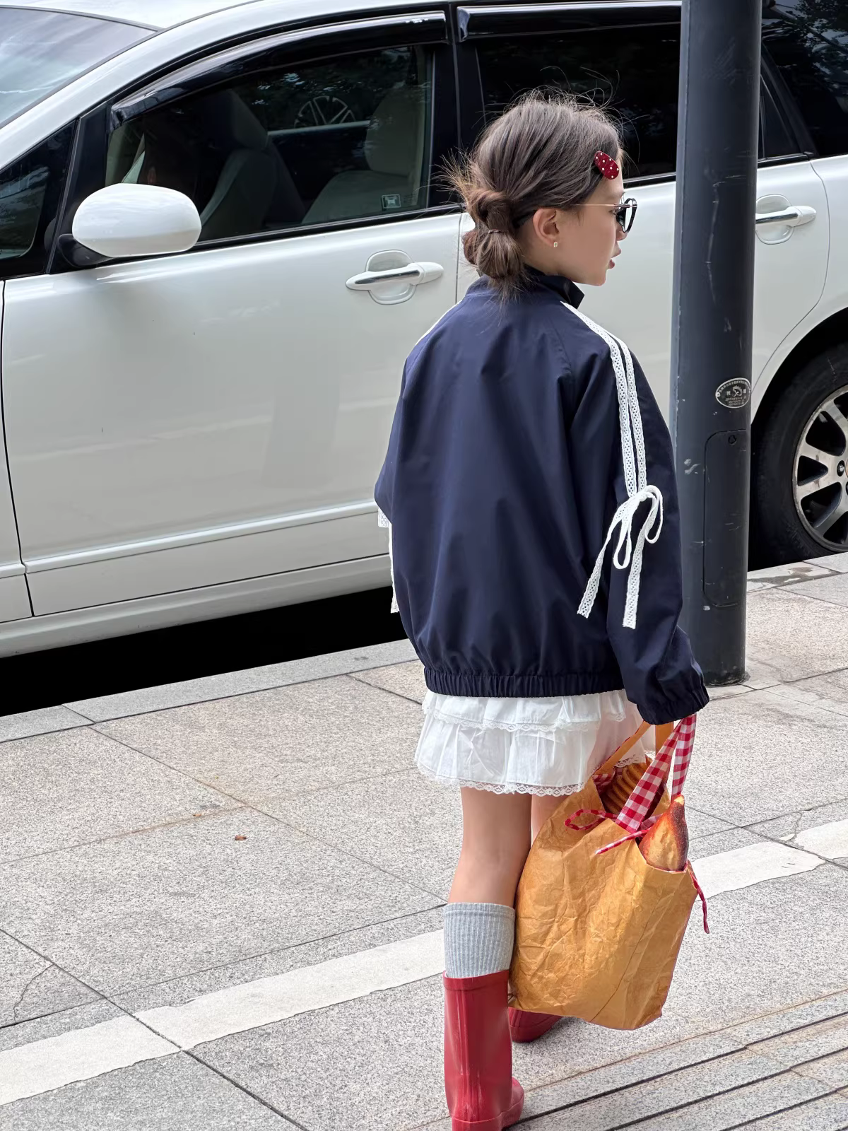 Áo khoác bé gái phối ren nơ xinh xắn, kiểu mới thu 2025, size trung và lớn, áo kiểu dáng nhỏ nhắn, phong cách thường ngày