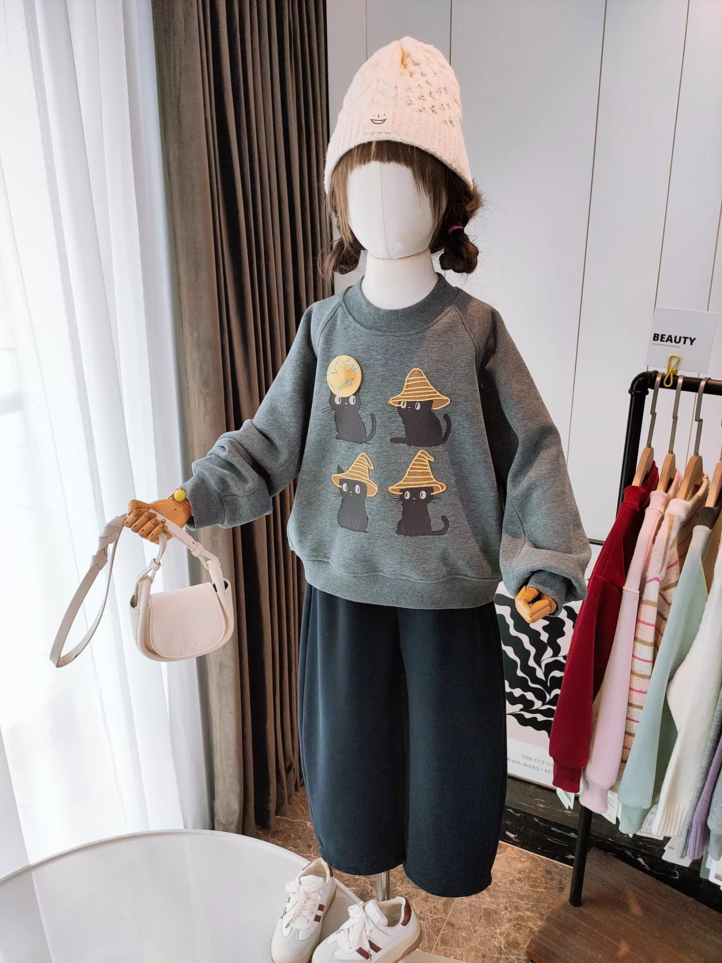 Áo nỉ dày lót lông cừu mùa thu đông dành cho trẻ em dành cho bé gái với thiết kế mũ phù thủy và hình chú mèo con, trang phục mặc bên trong thường ngày dài tay dành cho học sinh.