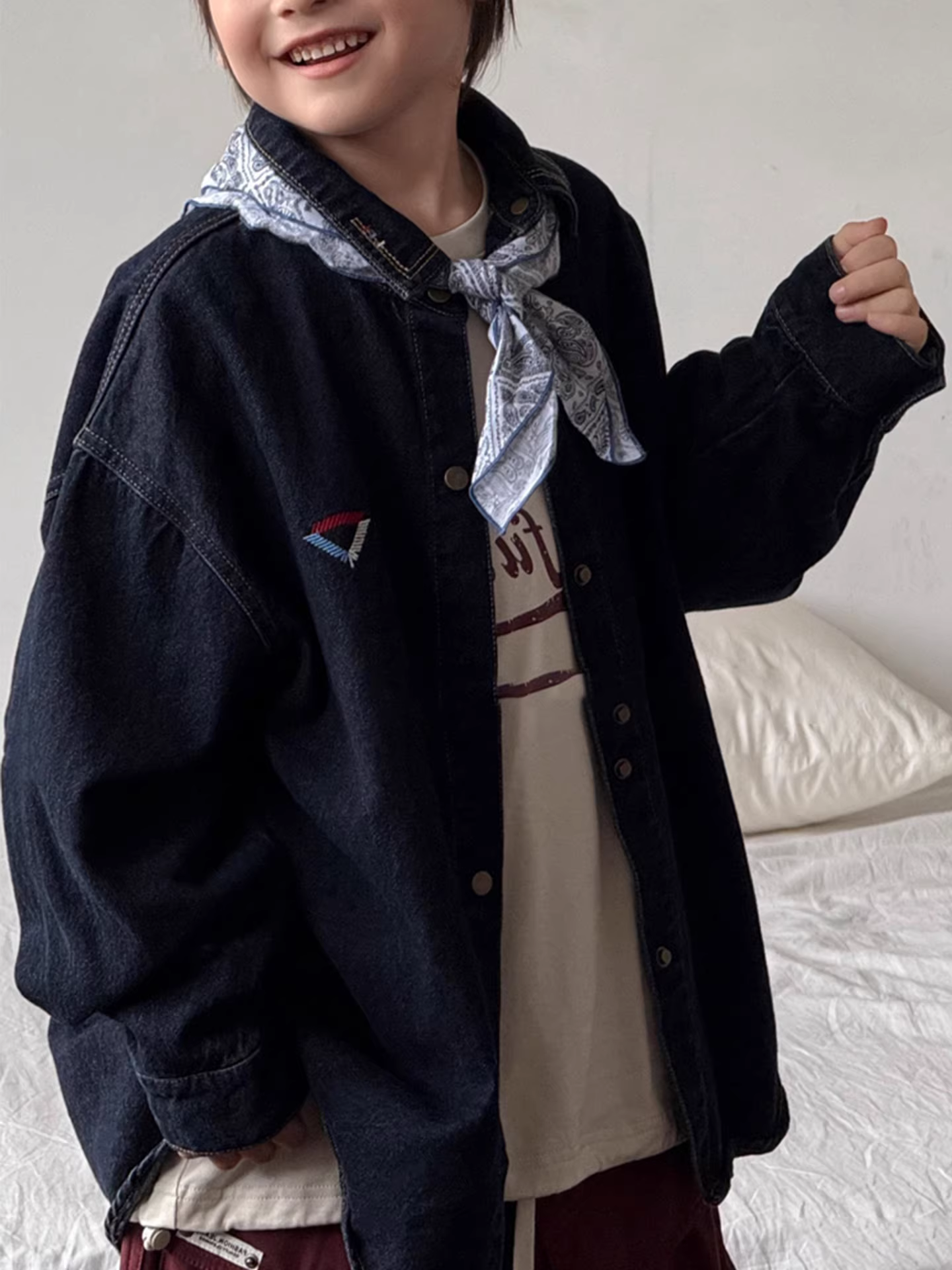 Áo sơ mi denim bé trai bé gái thu đông 2025 kiểu mới thời trang trẻ em cổ trụ tay dài áo khoác màu xanh cho bé lớn