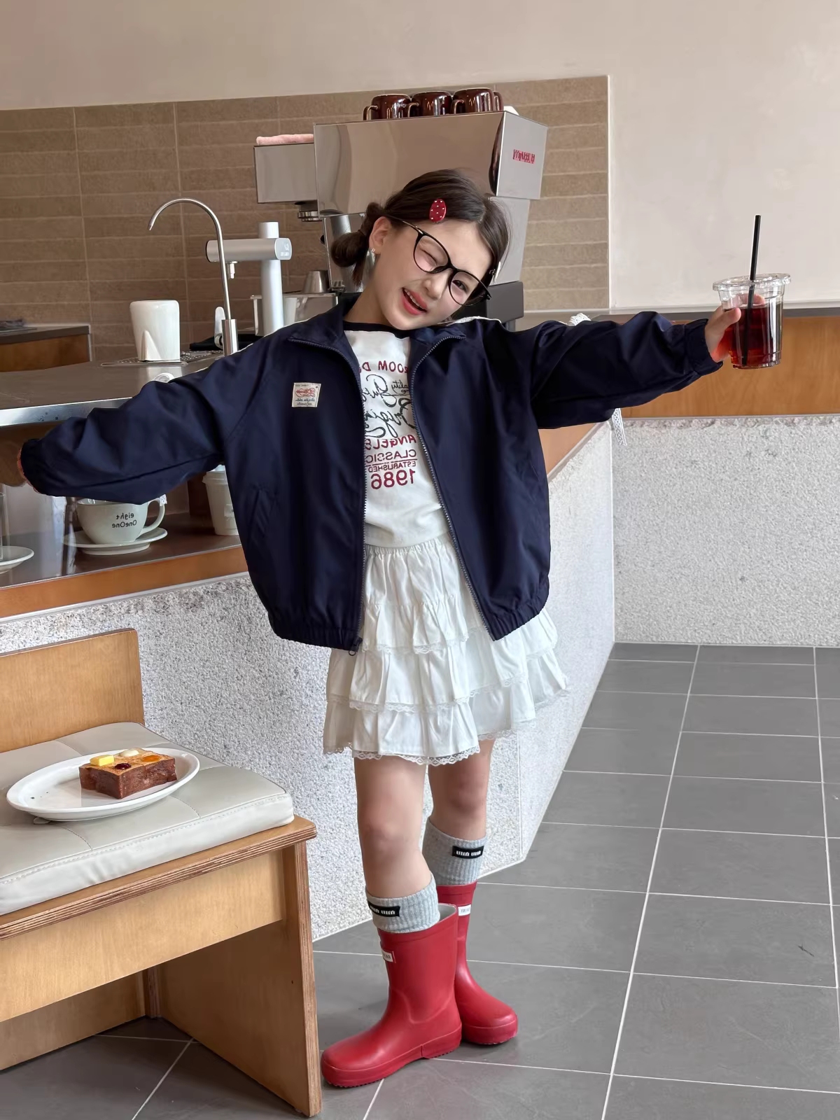 Áo khoác bé gái phối ren nơ xinh xắn, kiểu mới thu 2025, size trung và lớn, áo kiểu dáng nhỏ nhắn, phong cách thường ngày