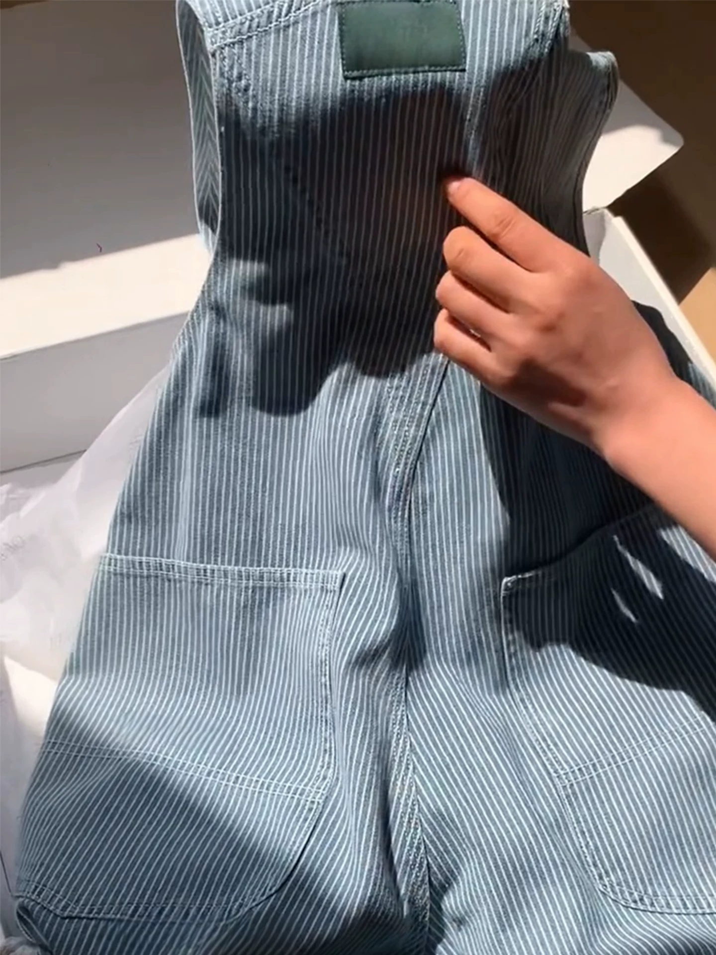 Quần yếm denim sọc xanh cổ điển nhỏ nhắn 25 mùa thu Quần áo trẻ em phong cách Hàn Quốc Bộ áo liền quần cạp cao thường ngày dành cho bé gái