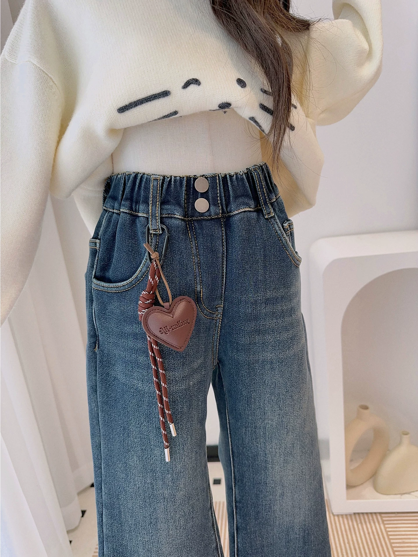 Quần denim chuông dáng rộng tích hợp lông cừu, có mặt dây chuyền hình trái tim dành cho bé gái mùa đông, quần ống loe dày dặn giữ ấm giúp bé thon gọn