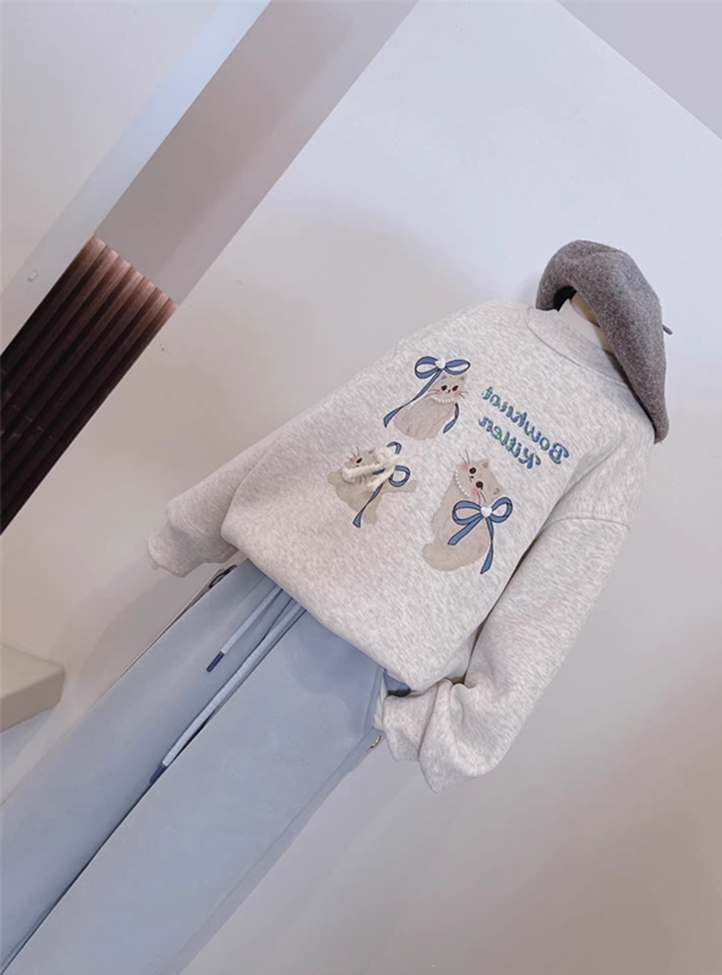 Áo nỉ lót lông cừu dành cho bé gái, áo sơ mi rộng rãi dày dặn, lớp bên trong dài tay đa năng, xu hướng quần áo trẻ em dễ thương mùa thu đông.