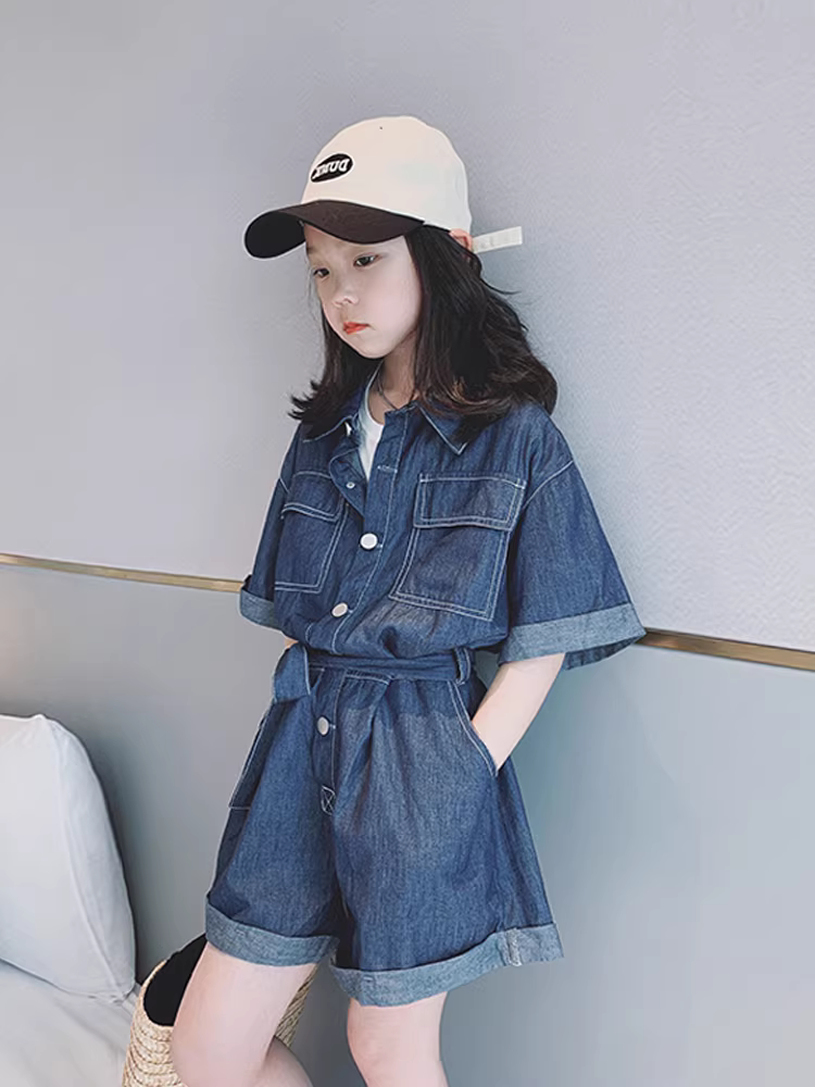 Bộ jumpsuit bé gái hè 2025 kiểu mới, chất liệu denim, tay ngắn, dáng rộng, mỏng, thời trang dành cho trẻ lớn