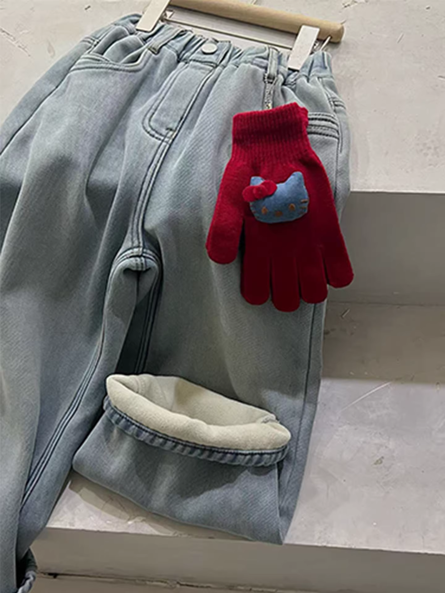 Quần jean lót lông cừu cho bé gái, kiểu mới mùa đông 2025, màu xanh nhạt, dáng rộng ống đứng, dành cho trẻ trung bình và lớn, size nhỏ nhắn