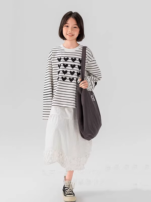 Áo thun dài tay in sọc cho bé gái lớn hơn, bộ sưu tập Xuân 25, kiểu dáng đa năng, phối màu chữ trái tim