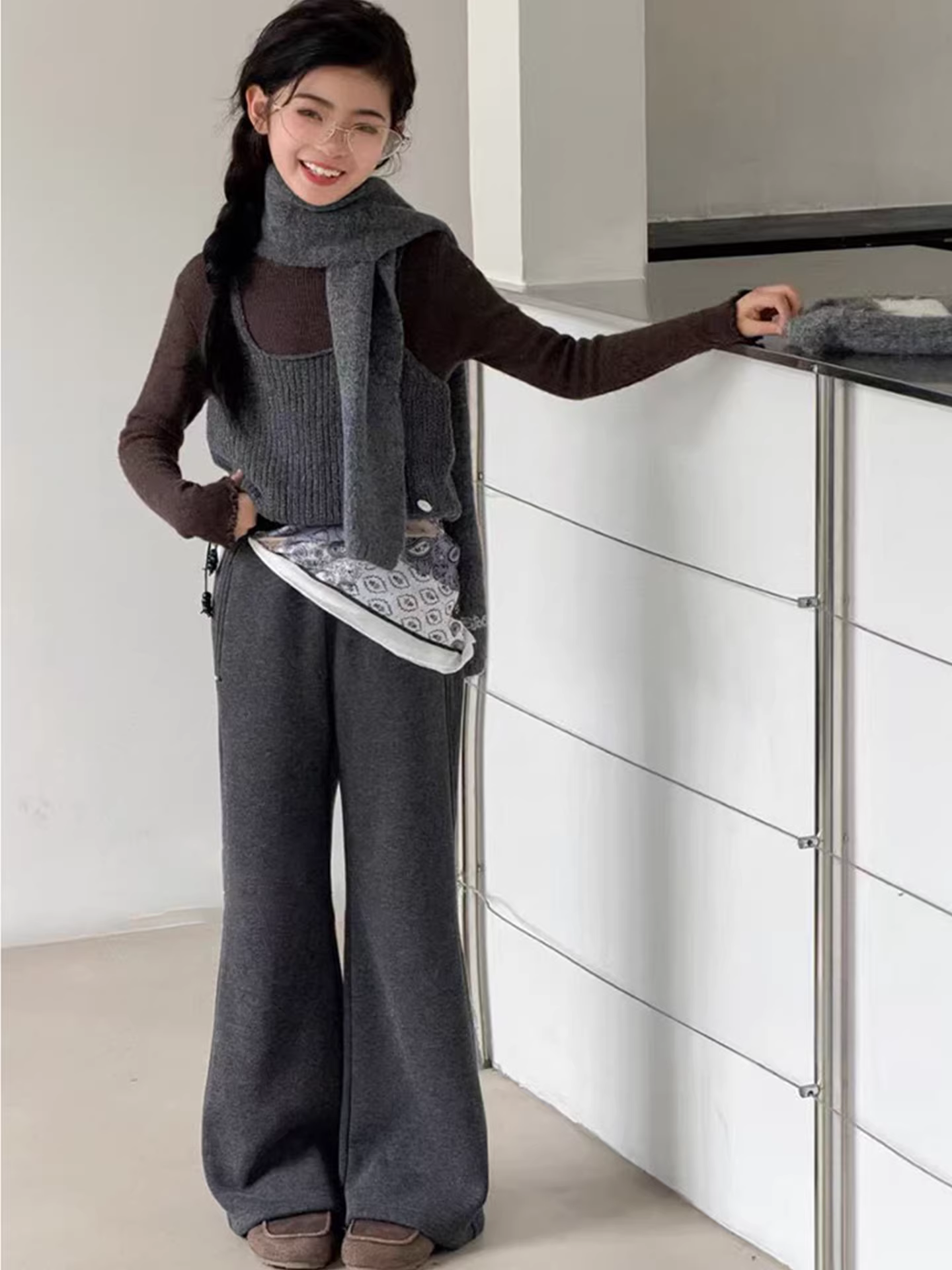 Quần thể thao bé gái mùa đông 2025 kiểu mới, lót lông cừu siêu mềm, chất liệu mềm mại như gạo, quần thể thao thường ngày dành cho trẻ lớn, quần ống loe lót lông cừu