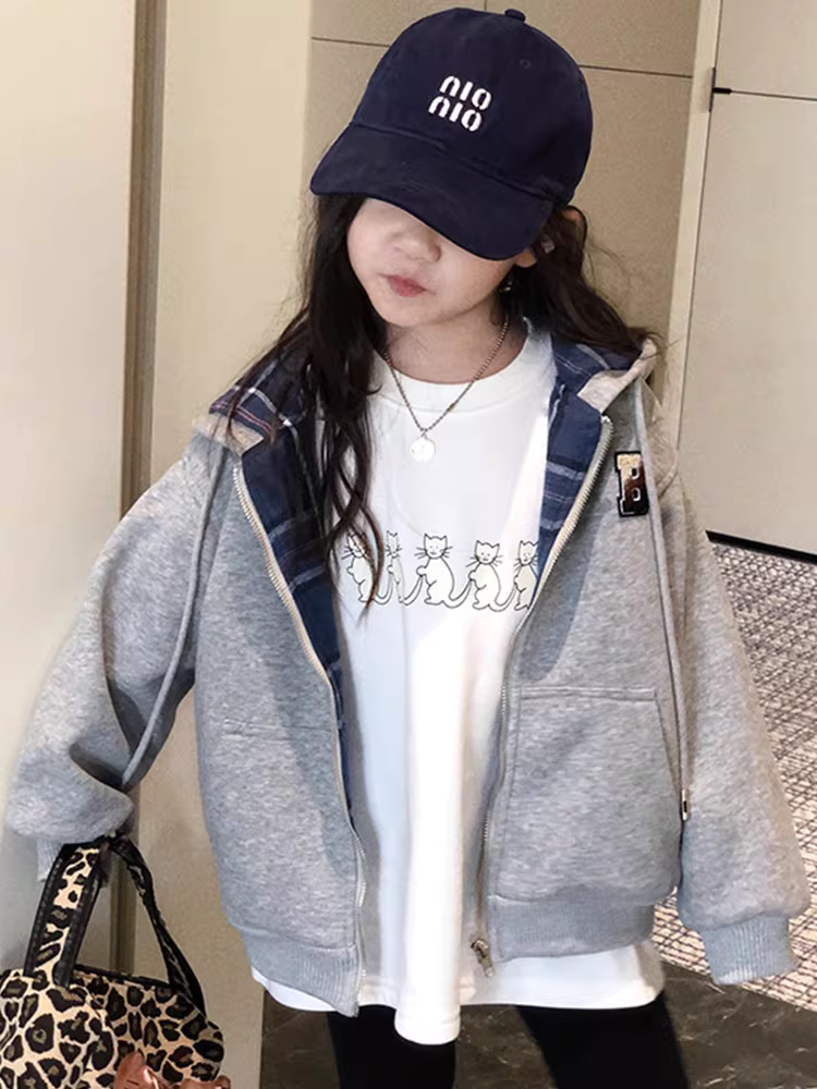 Áo nỉ có mũ in chữ dành cho bé gái, trang phục phù hợp giữa cha mẹ và con cái, phong cách xuân thu, áo khoác thể thao thông thường hợp thời trang và đa năng dành cho trẻ em.