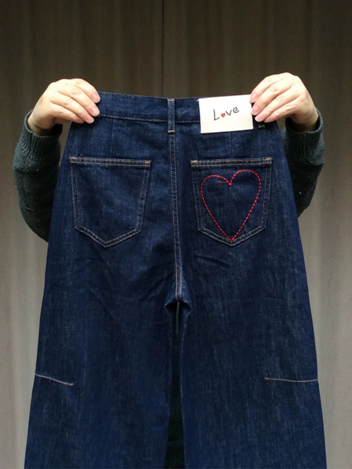 Quần jeans thêu hình trái tim cho bé gái, kiểu mới thu đông 2025, quần dài thời trang trẻ em, quần ống rộng xu hướng cho bé lớn