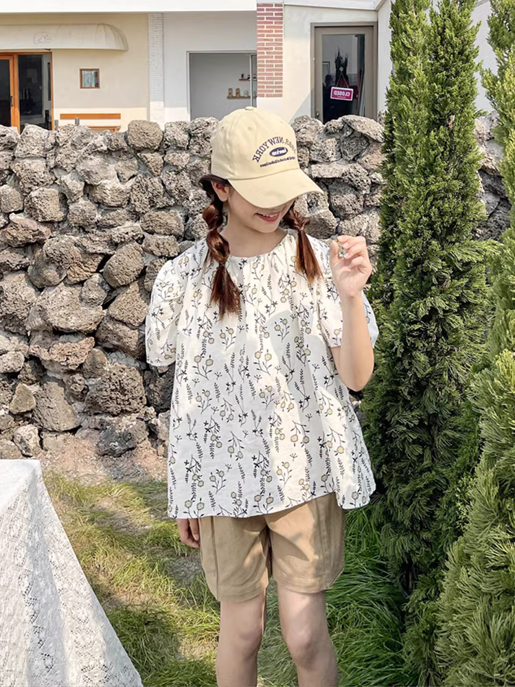 Bộ trang phục mùa hè 2025 kiểu mới cho bé gái lớn, áo kiểu babydoll hoa nhí phối quần short đa năng hợp thời trang