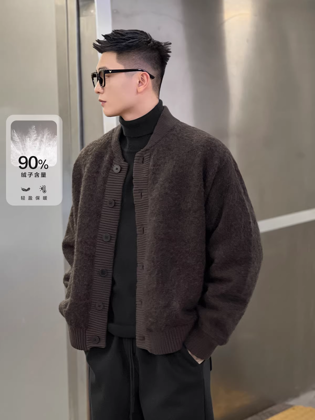 Trang phục số 22 mang phong cách sang trọng cổ điển với áo khoác len có cổ bóng chày, chất liệu len có họa tiết, 90% lông vịt dành cho nam.