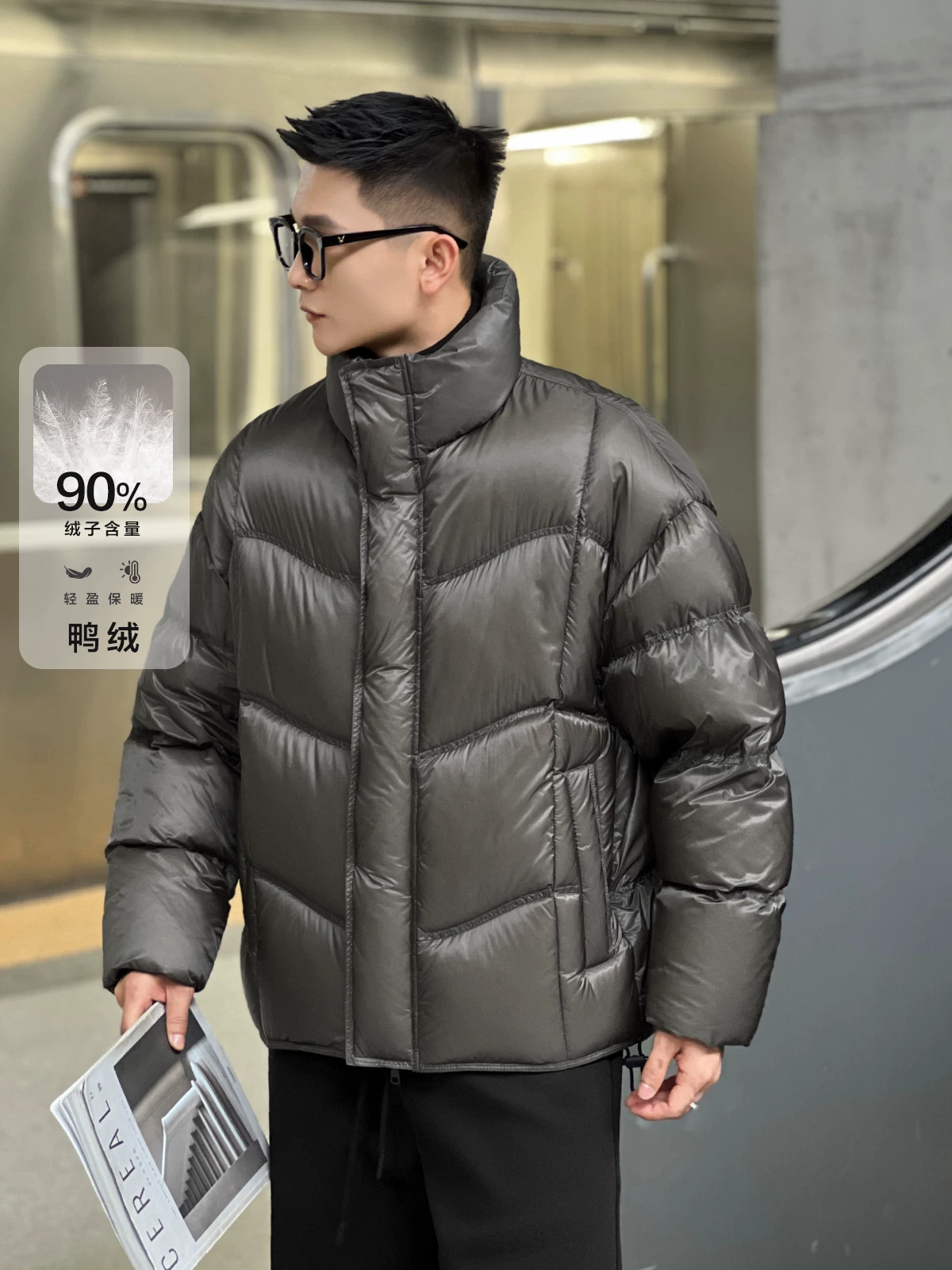 Số 22 mặc áo khoác phao cổ đứng kiểu bánh mì ấm áp, độ phồng cao, chất liệu lông vũ 90% vịt, chống lạnh cực mạnh.