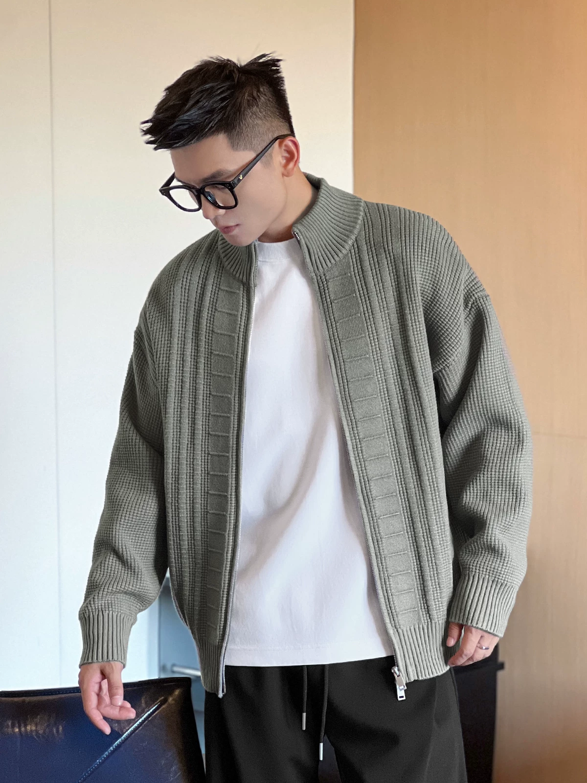 Số 22 mặc áo len cardigan có họa tiết bánh quế dành cho nam, áo khoác dệt kim ấm áp phong cách lười biếng cho mùa thu đông.
