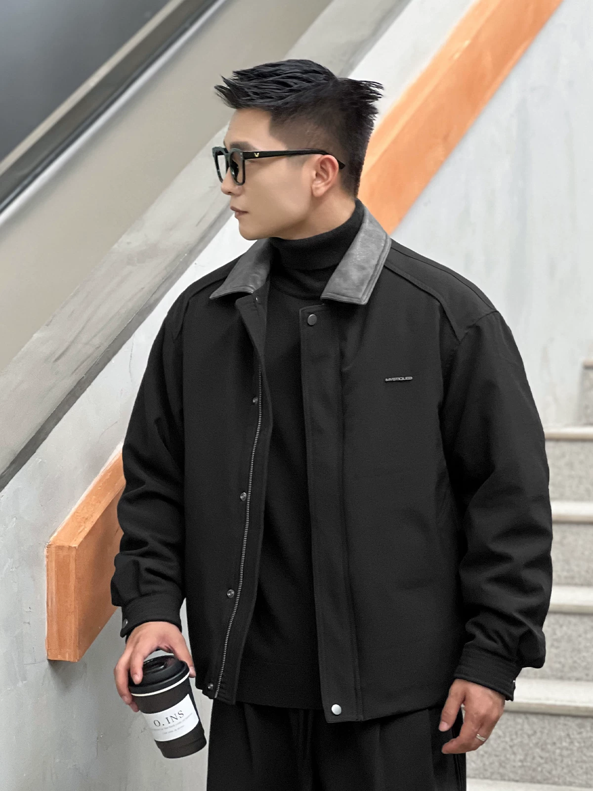 Số 22 mặc áo khoác phi công kiểu rộng vai phong cách nông trại, mang lại cảm giác cao cấp, có cổ áo màu tương phản và áo khoác công sở ấm áp dành cho nam giới.