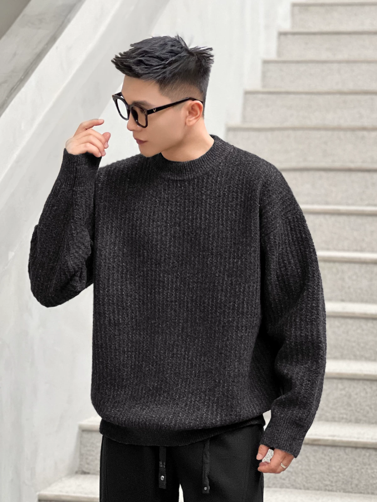 Số 22 mặc áo len dệt kim cổ tròn mùa đông mang lại cảm giác cao cấp và chất liệu ấm áp mang lại vẻ ngoài cổ điển.