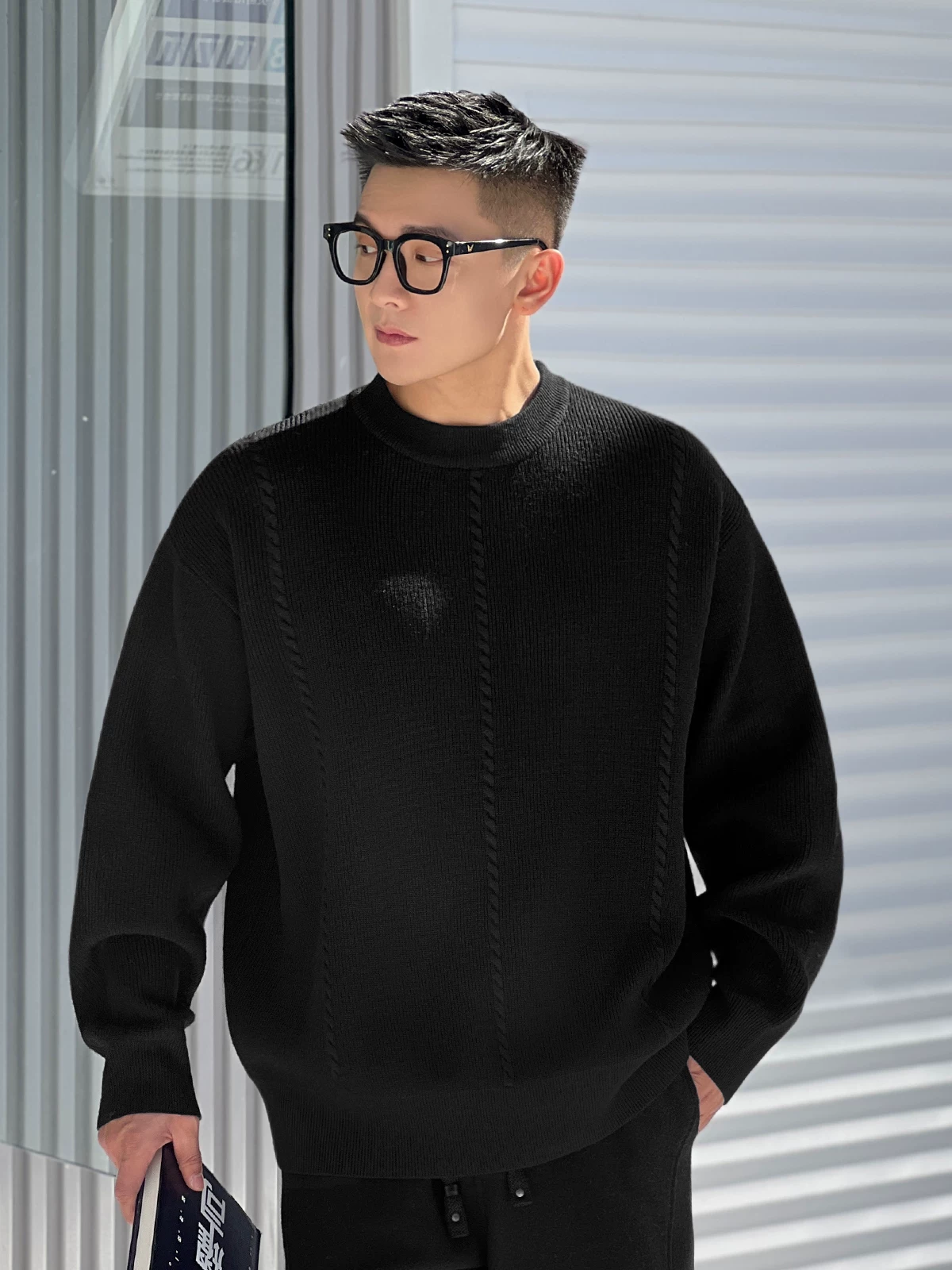 Số 22 mặc áo len dệt kim dày dặn giữ ấm mùa đông dành cho nam giới làm lớp lót bên trong cho dịp Giáng sinh và năm mới.