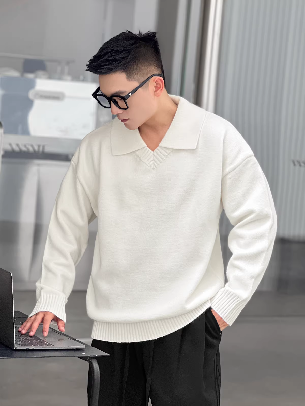 Số 22 mặc áo len ấm áp với chất liệu nhung mềm mại và ve áo lớn theo phong cách tiền cổ dành cho nam, thích hợp để mặc nhiều lớp trong mùa đông.