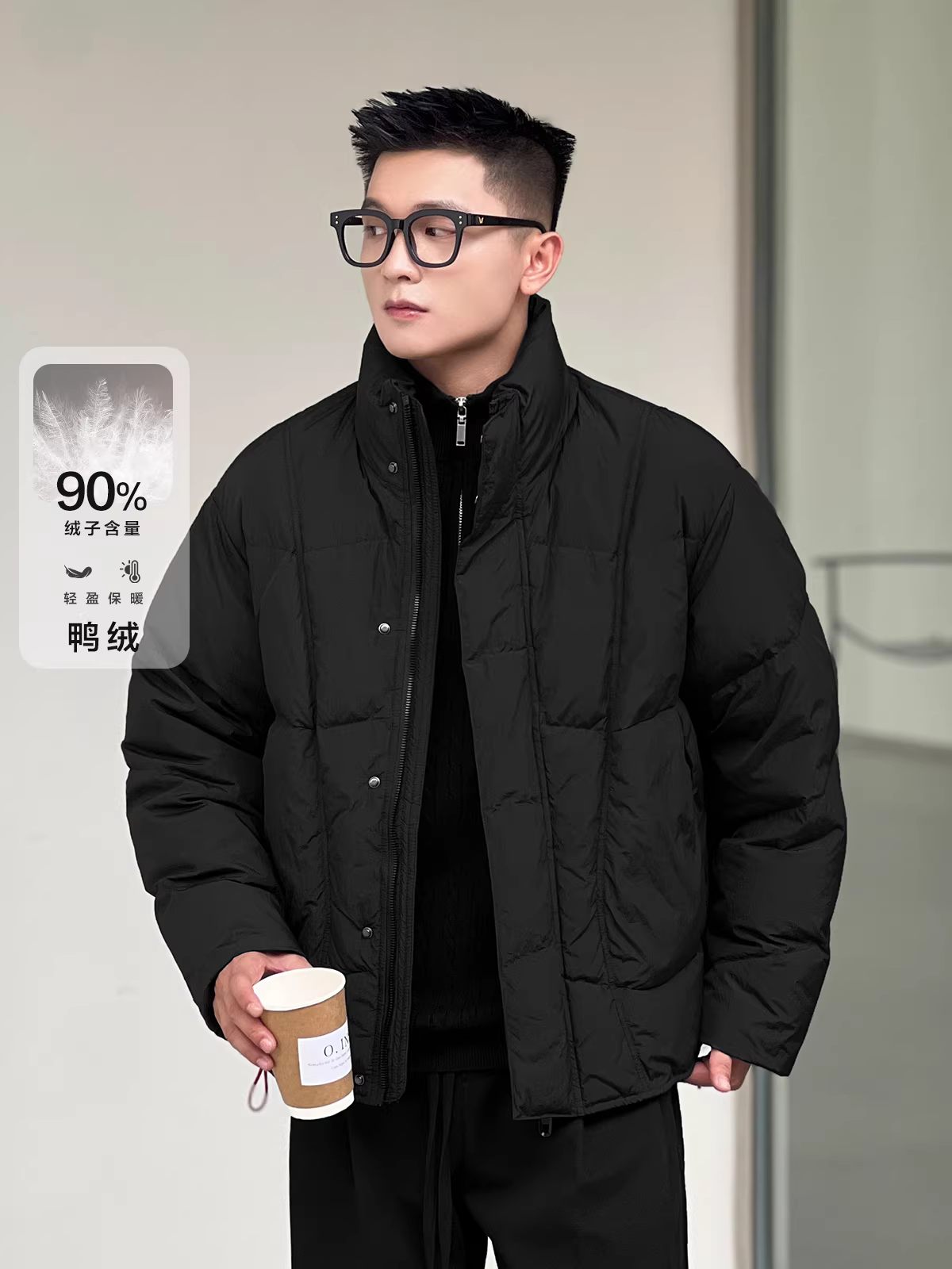 Số 22 mặc áo khoác mùa đông có lớp lót dày giữ ấm, làm từ 90% lông vũ trắng, đạt tiêu chuẩn quốc gia, dành cho nam giới.