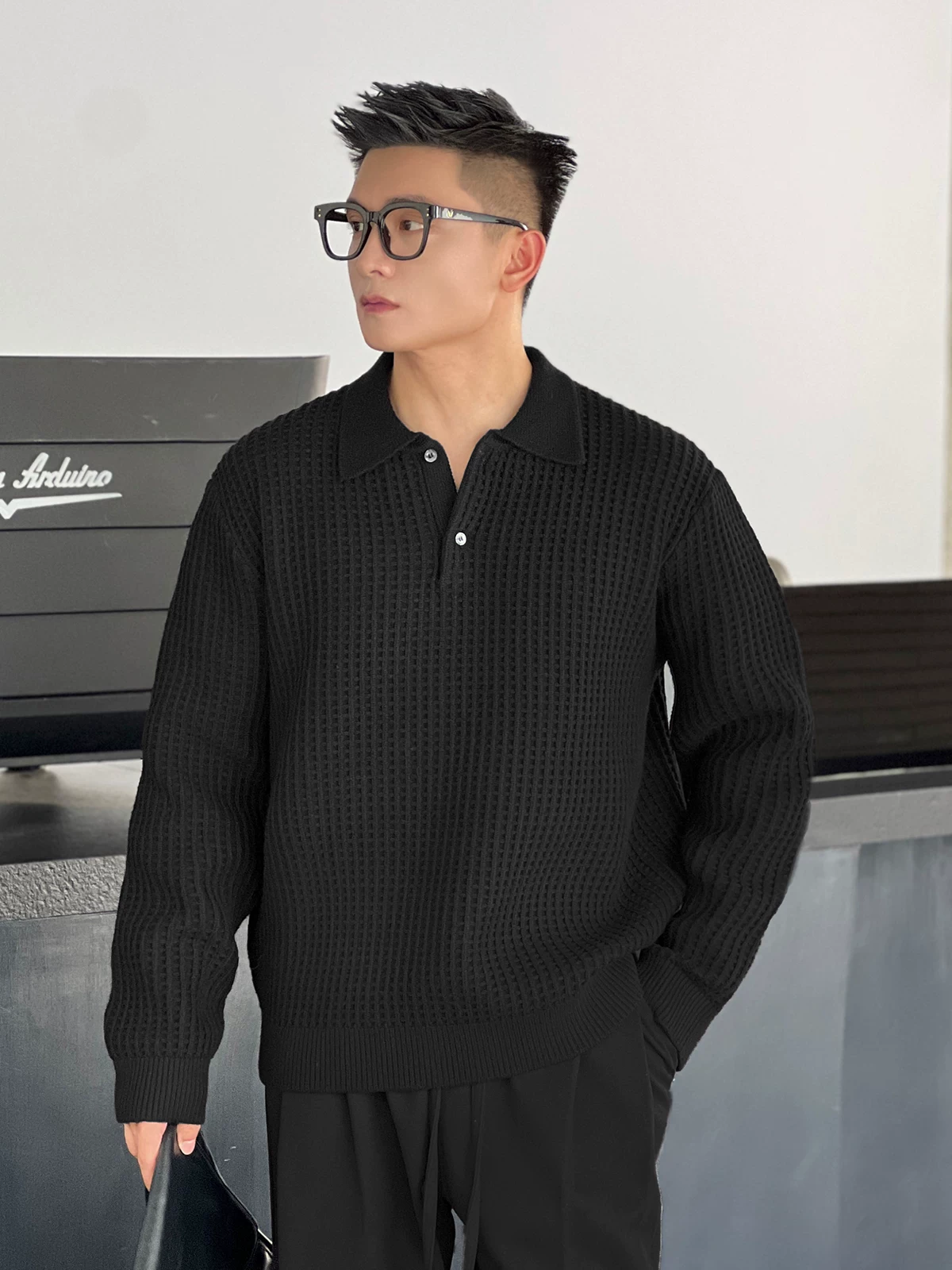 Số 22 mặc áo len có họa tiết cổ điển kiểu tiền xu và ve áo có họa tiết, một loại áo len ấm áp và tạo cảm giác thoải mái dành cho nam giới trong mùa thu đông.