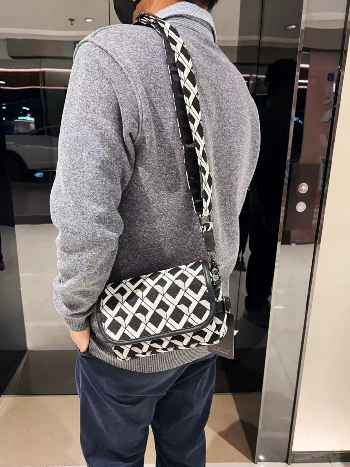 Túi đeo chéo nam thời trang Hàn Quốc và Nhật Bản 2026, túi đeo vai cá tính, dành cho giới trẻ đi làm, họa tiết ca rô đen trắng, unisex, túi nhỏ