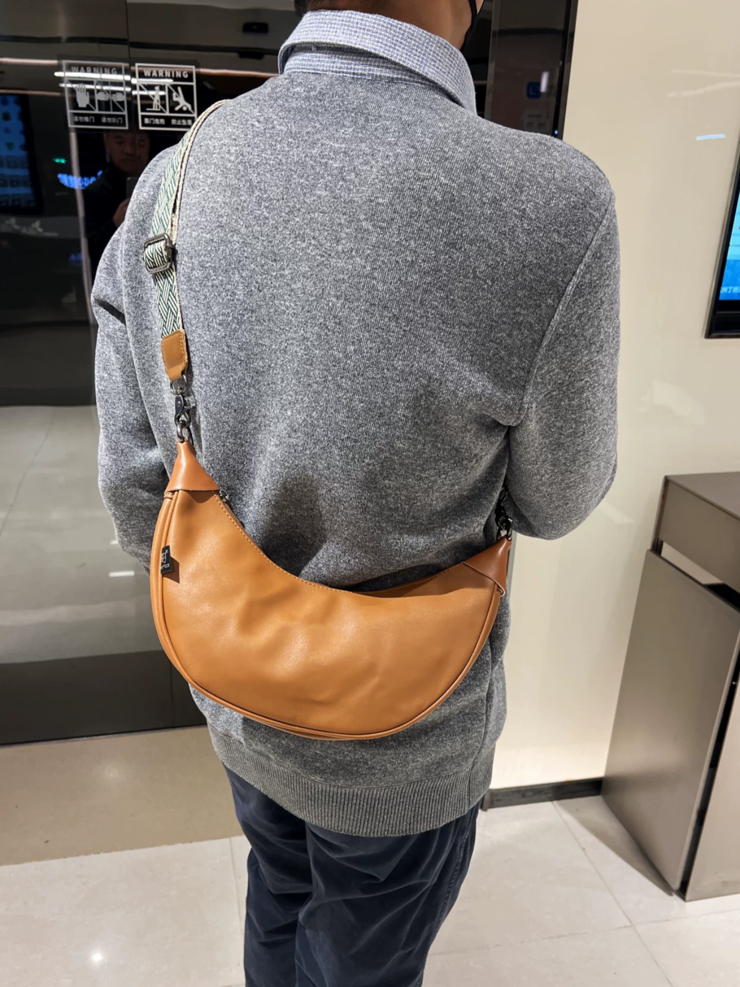 2026 Túi Crescent Túi đeo chéo nam thông thường Túi croissant Túi đeo vai đơn Đa năng Hợp thời trang Túi ruy băng màu nâu Ba lô