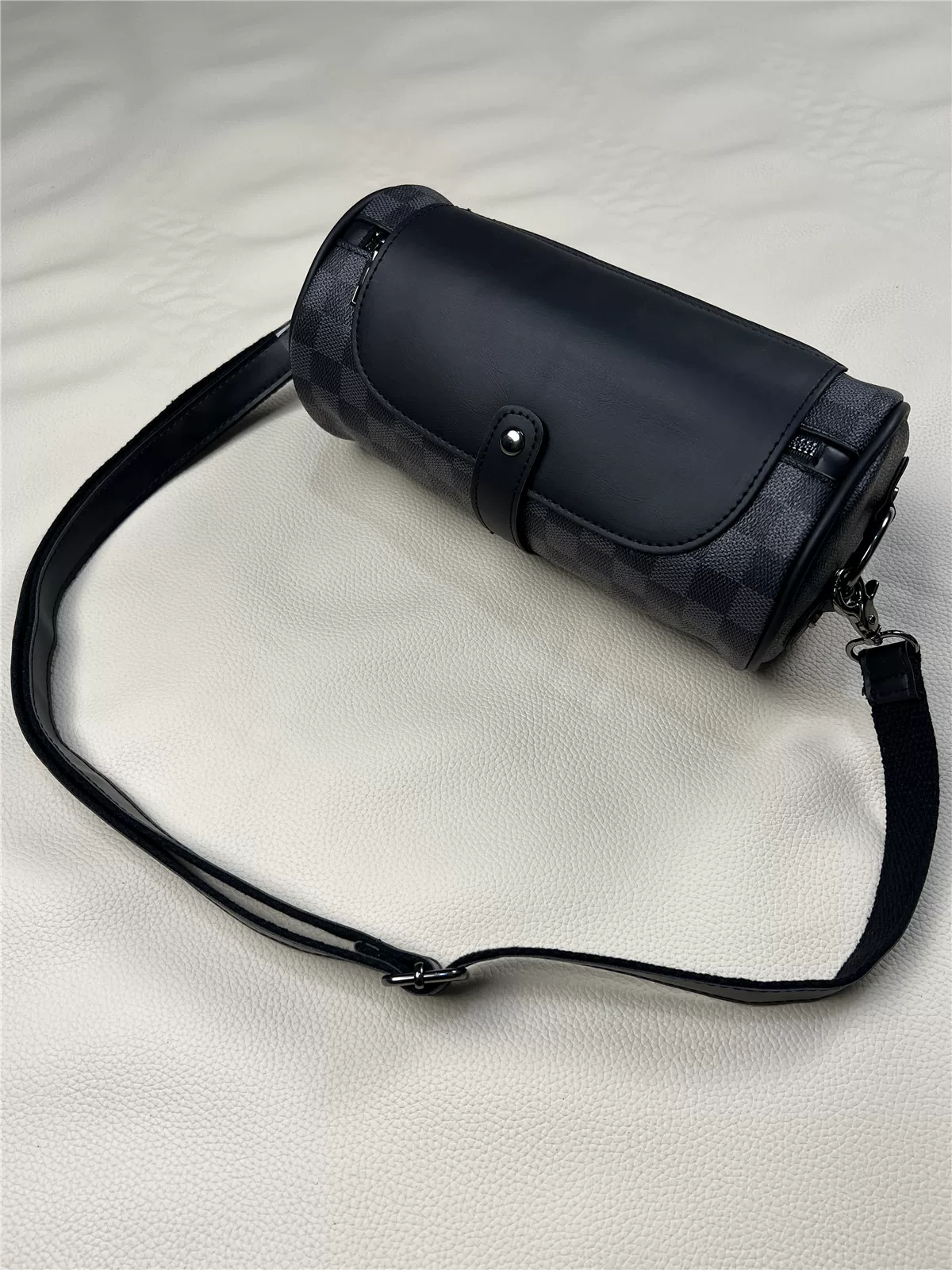 Túi đeo vai hình trụ kẻ caro thời trang mới của châu Âu và Mỹ dành cho nam và nữ, túi đeo chéo hình trụ dành cho giới trẻ giản dị, túi nam hợp thời trang kẻ sọc