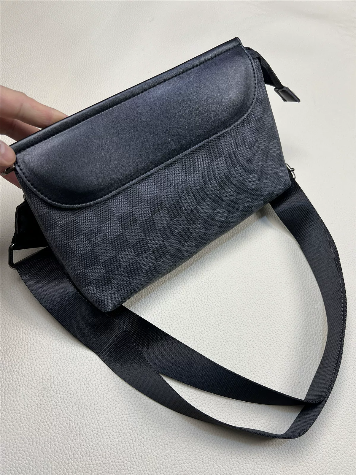 Túi đeo chéo nhỏ họa tiết ca rô thời thượng 2025, túi đeo vai nam kiểu caro thời trang, túi đeo chéo nam nắp gập