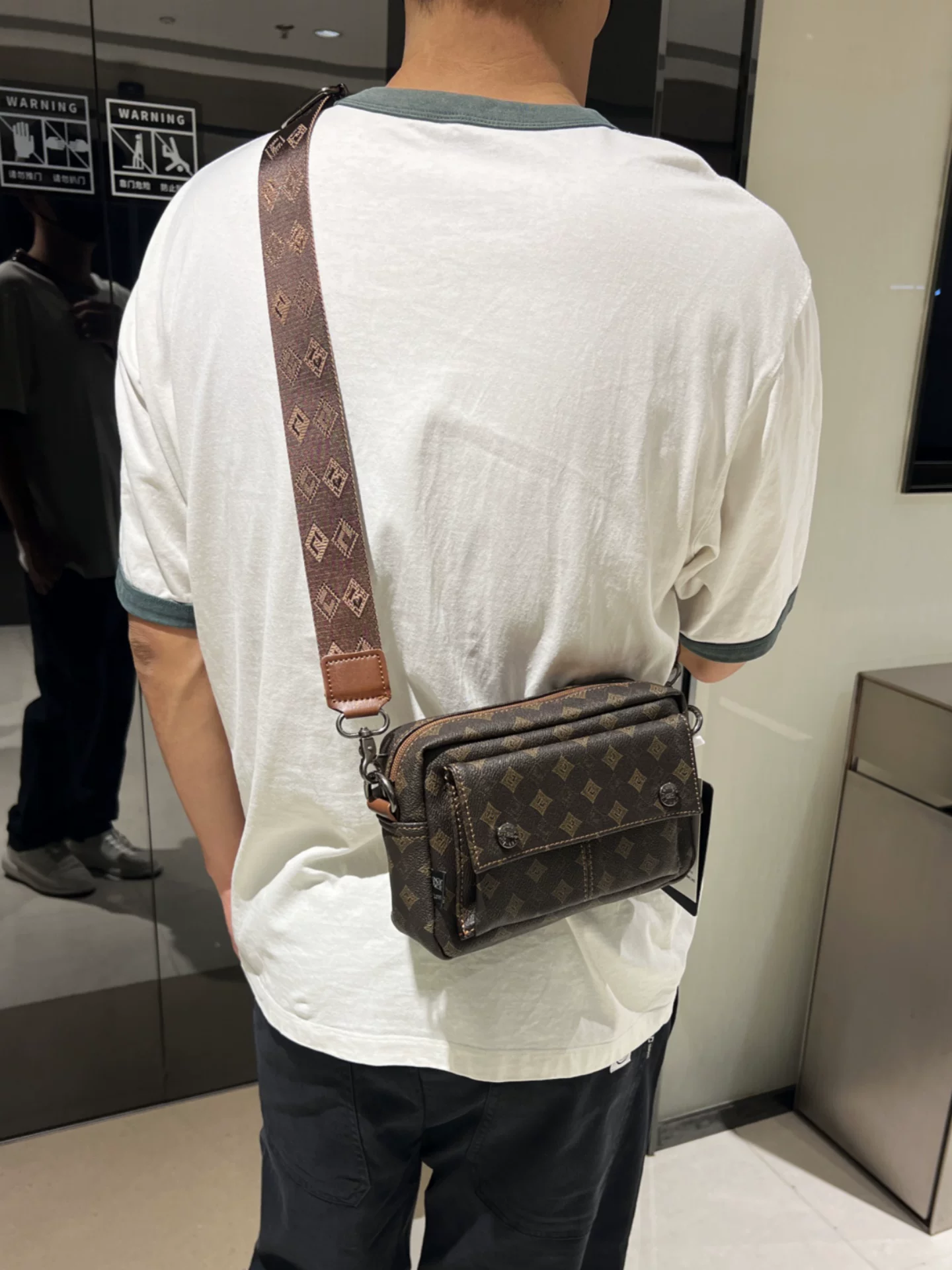 Túi đeo chéo nam phong cách đường phố thời trang 2026, kiểu vintage, unisex, họa tiết ca rô, balo thời thượng, thích hợp đi làm