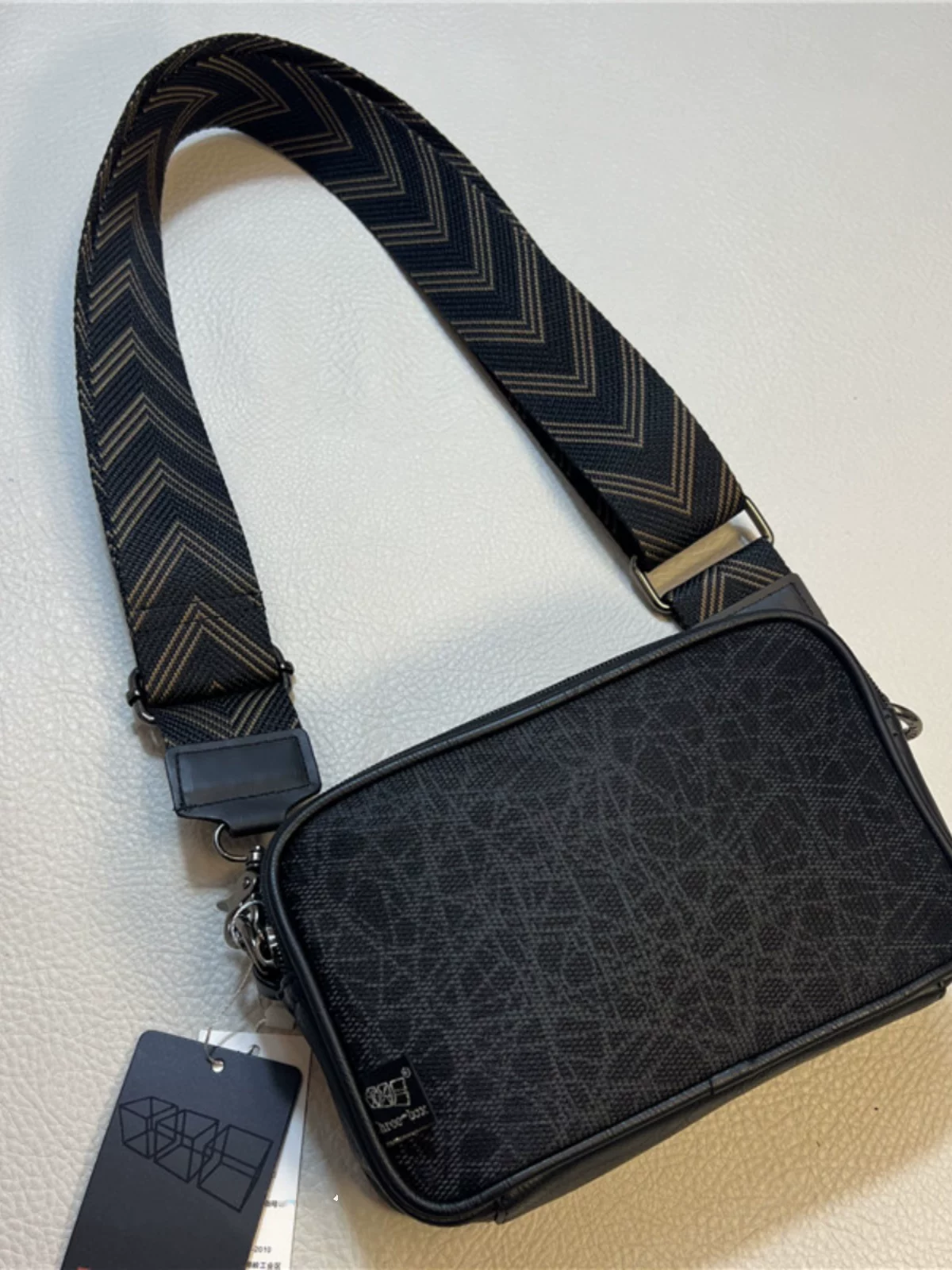 Túi đeo vai nam ba ngăn thời trang có họa tiết đổi màu, chất liệu da mềm, kiểu dáng nhỏ gọn, phong cách Nhật Bản và Hàn Quốc.