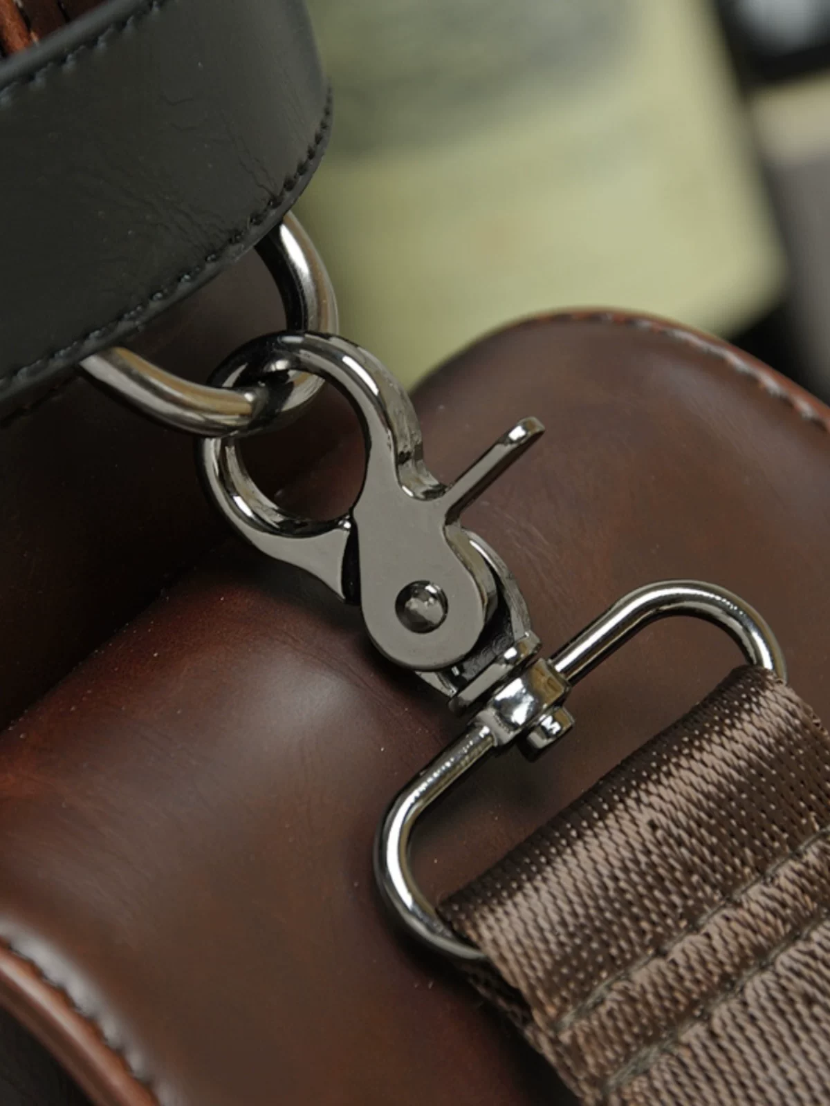 Túi xách nam da ngựa điên mẫu mới 2025, túi đeo chéo retro, túi du lịch, dung tích lớn, chất liệu da PU thời trang